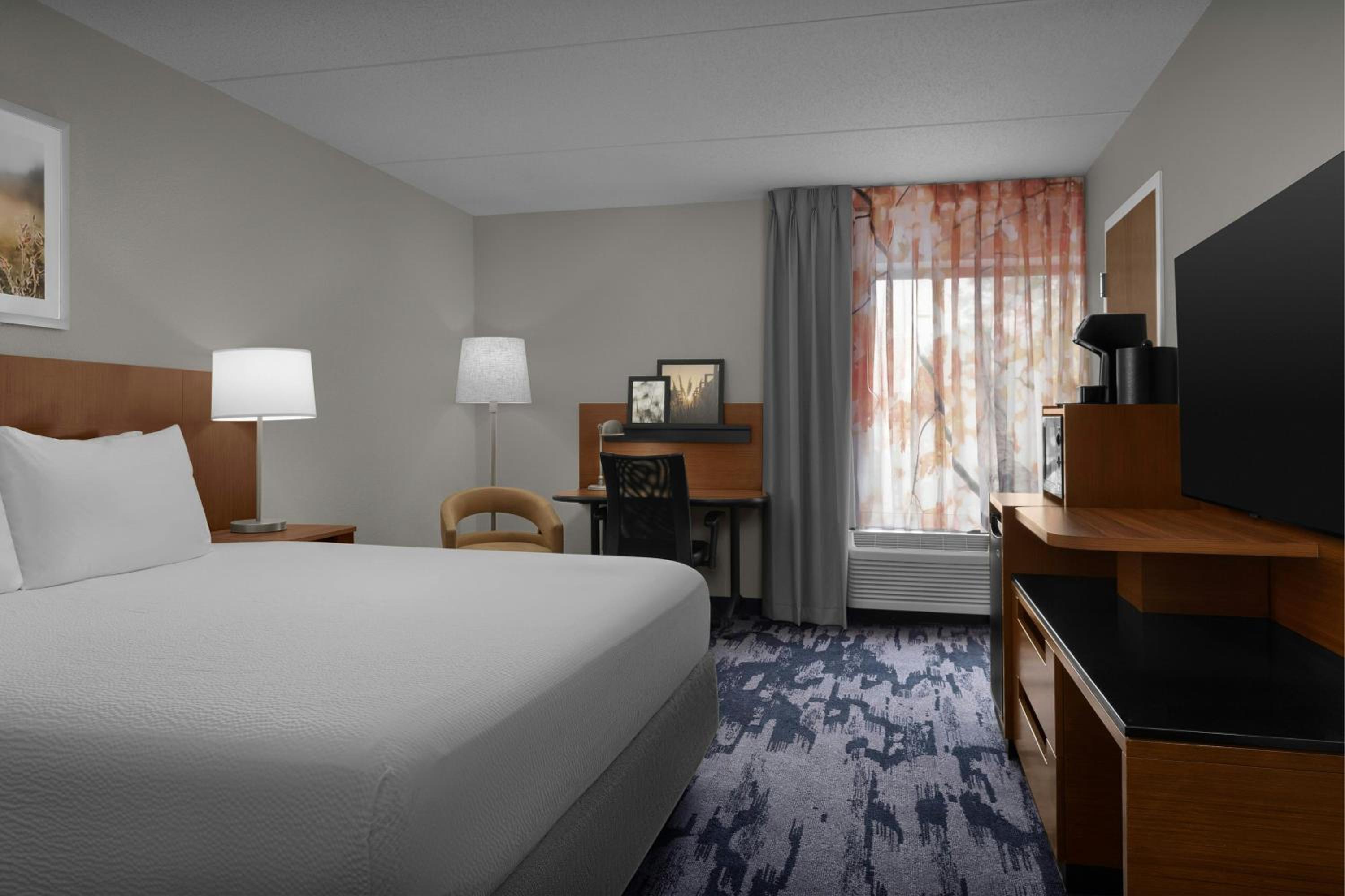 King Room with Roll-In Shower - Mobility Access/Hearing Accessible