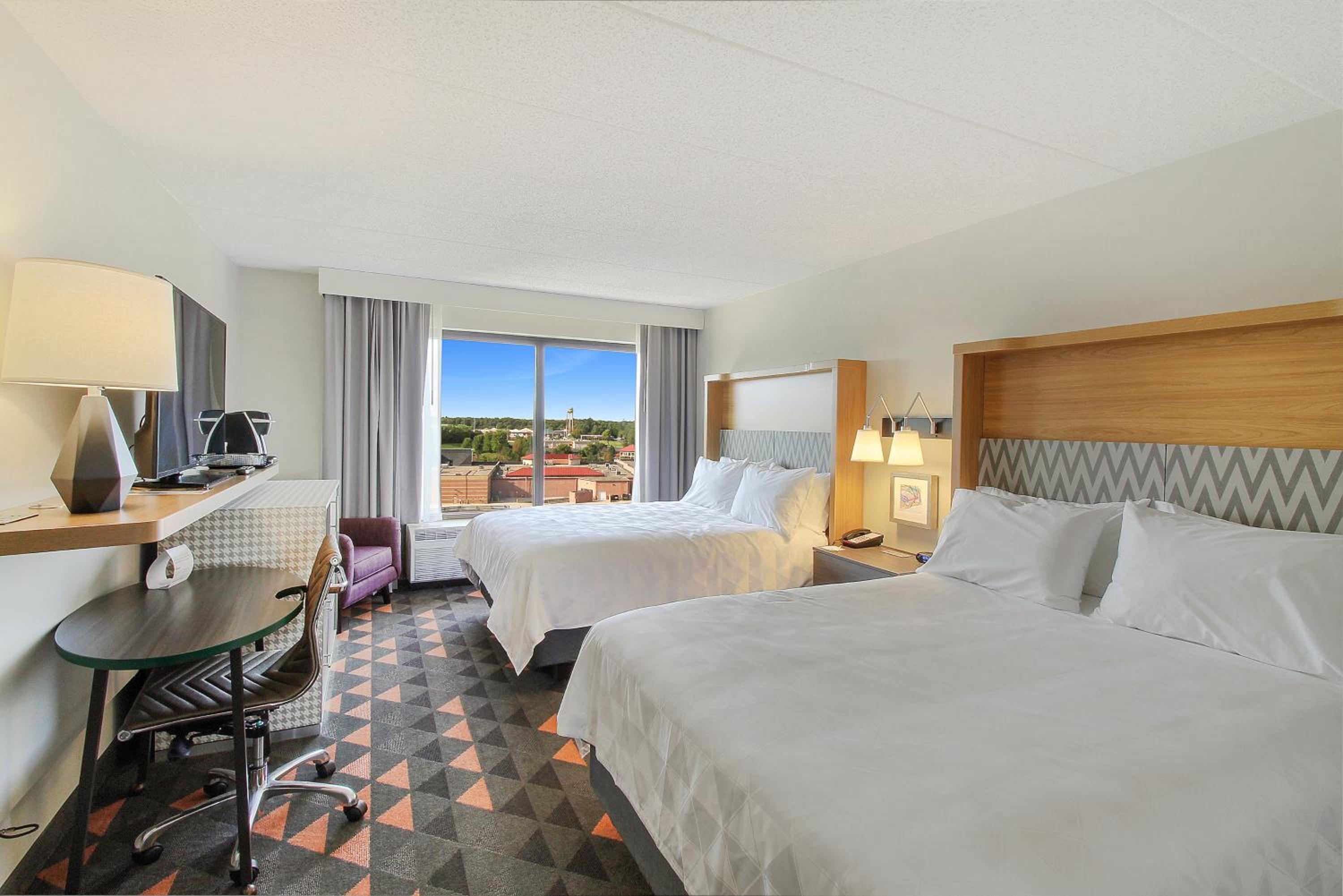 Standard Queen Room with Two Queen Beds - Photo 3