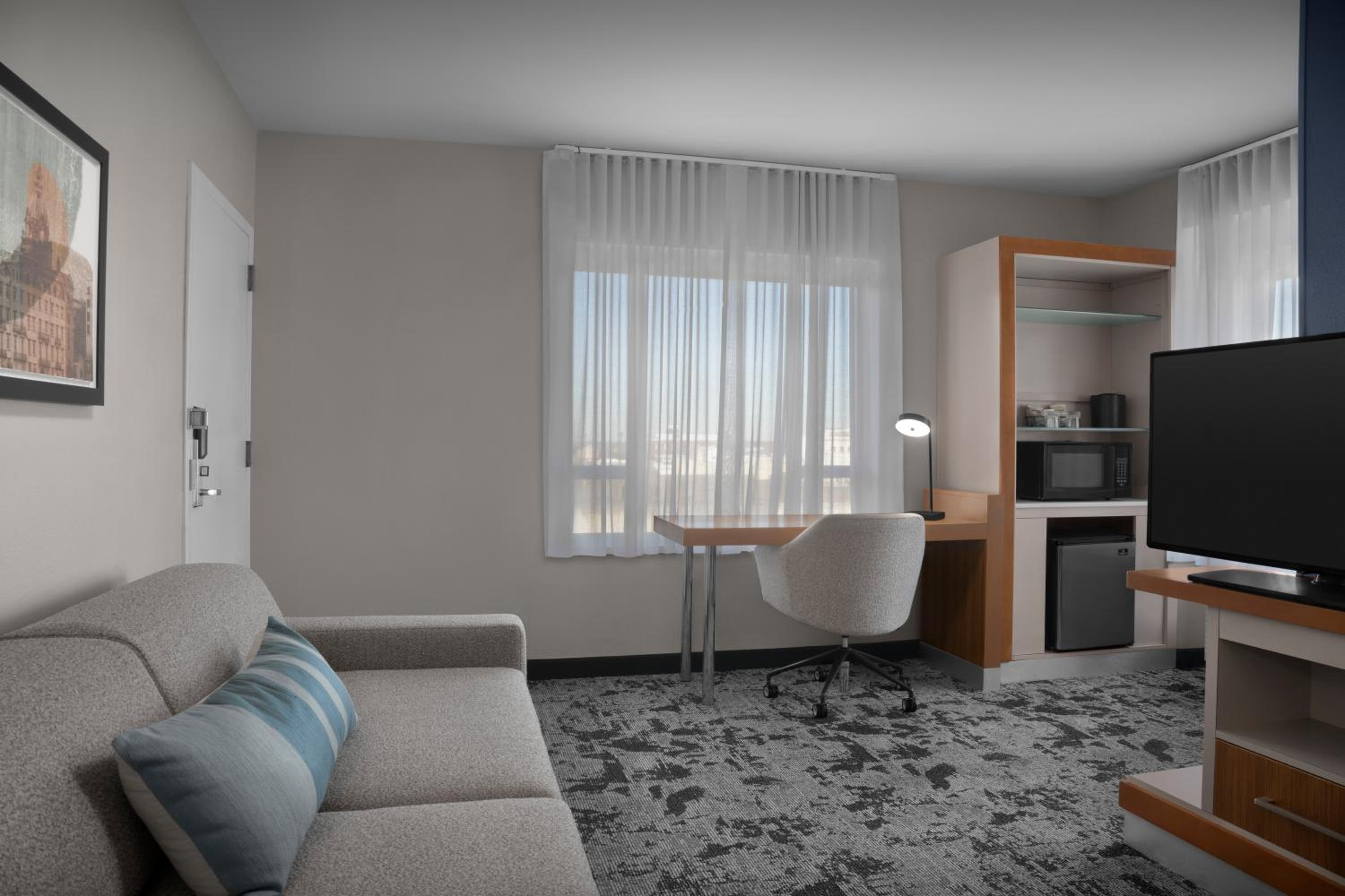 King Suite with Bathtub and Trundle Sofa - Mobility Access/Hearing Accessible