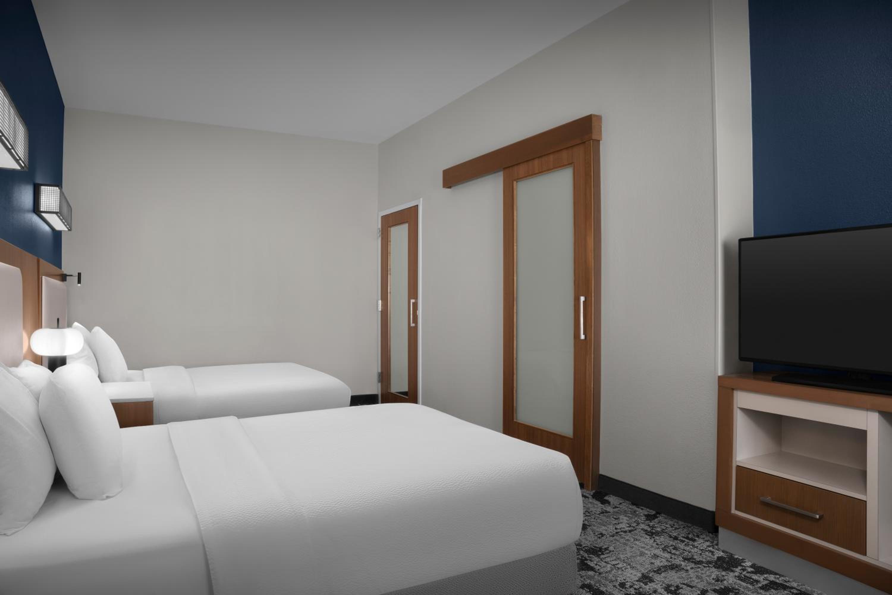 Queen Suite with Two Queen Beds and Roll-In Shower - Mobility Access/Hearing Accessible
