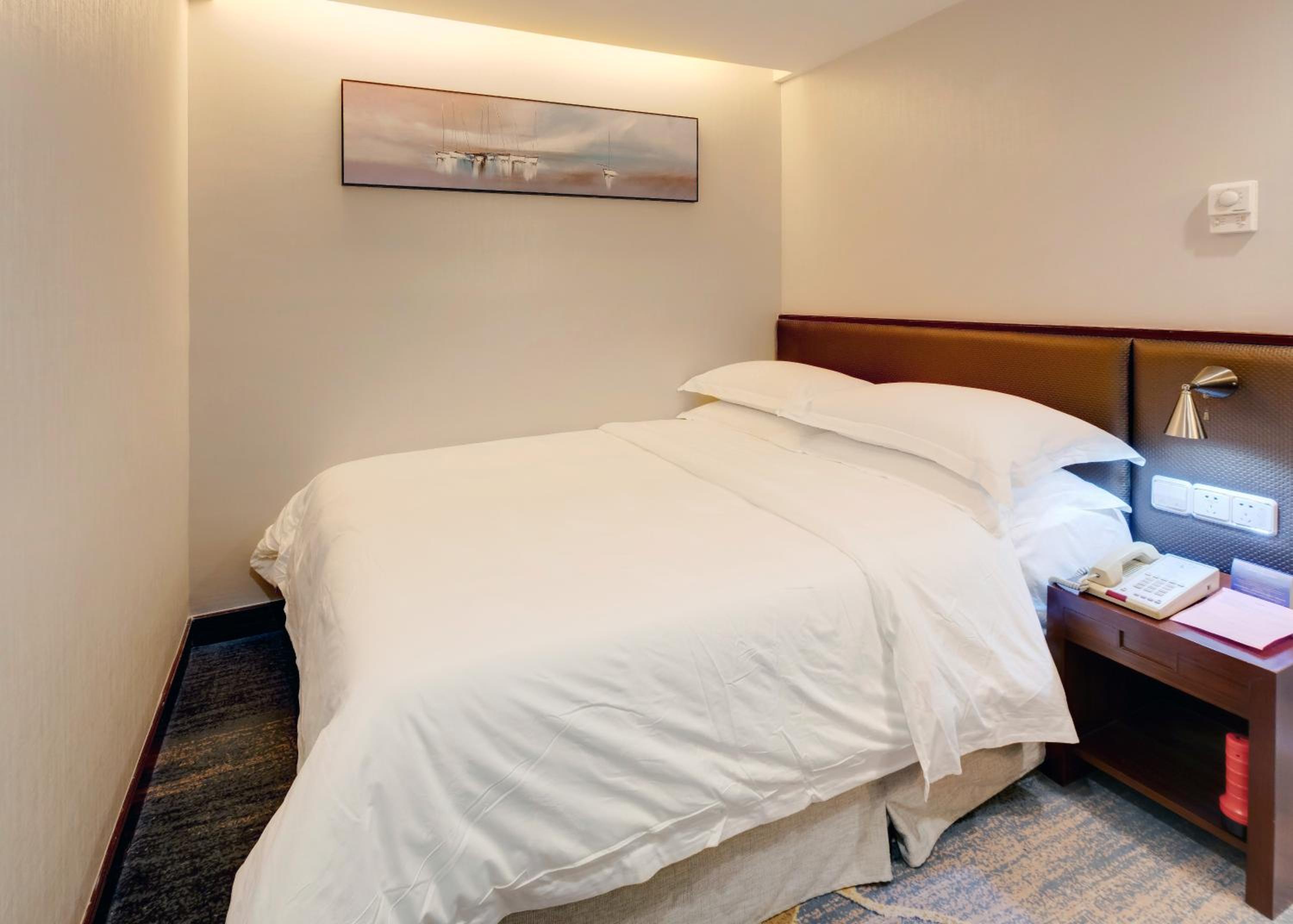 Economy Double Room With No Window photo 1