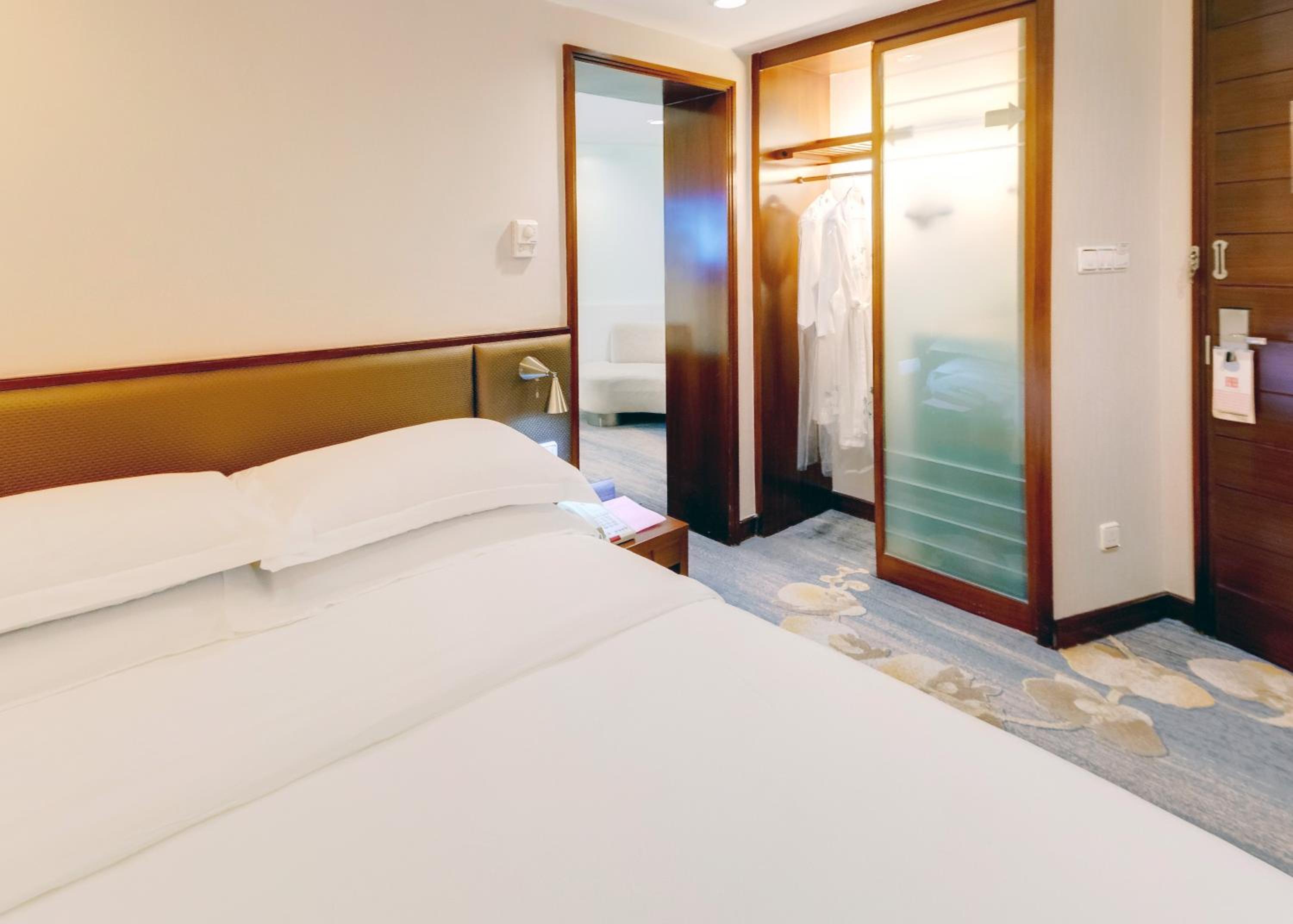 Economy Double Room With No Window photo 2