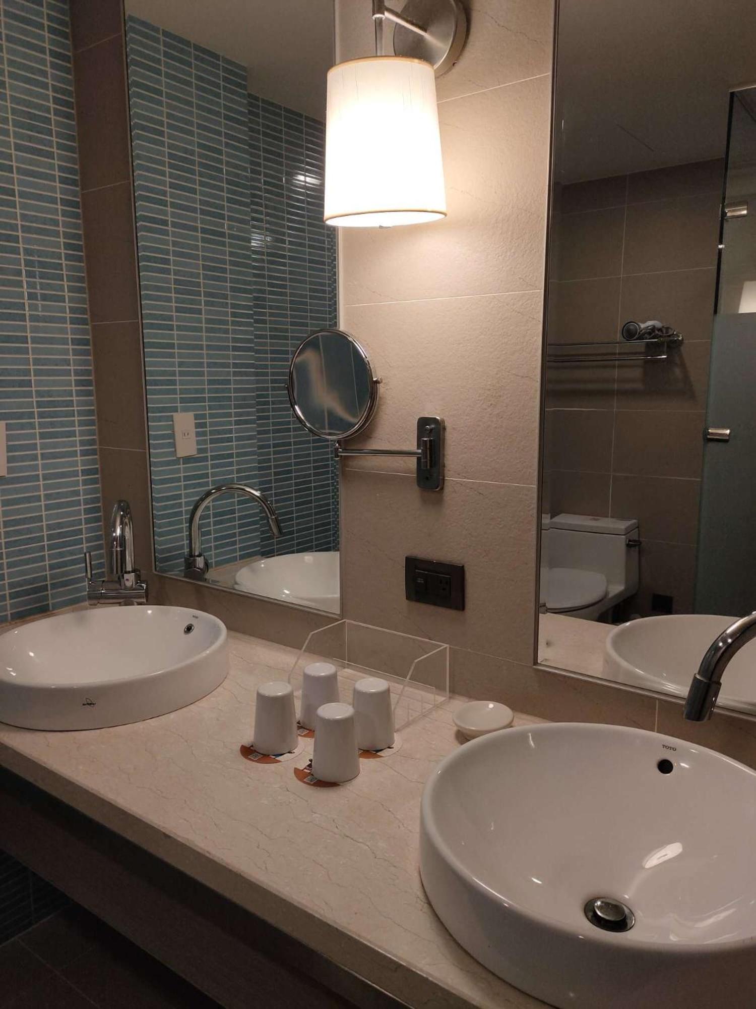 Deluxe Twin Room with City View - Photo 3
