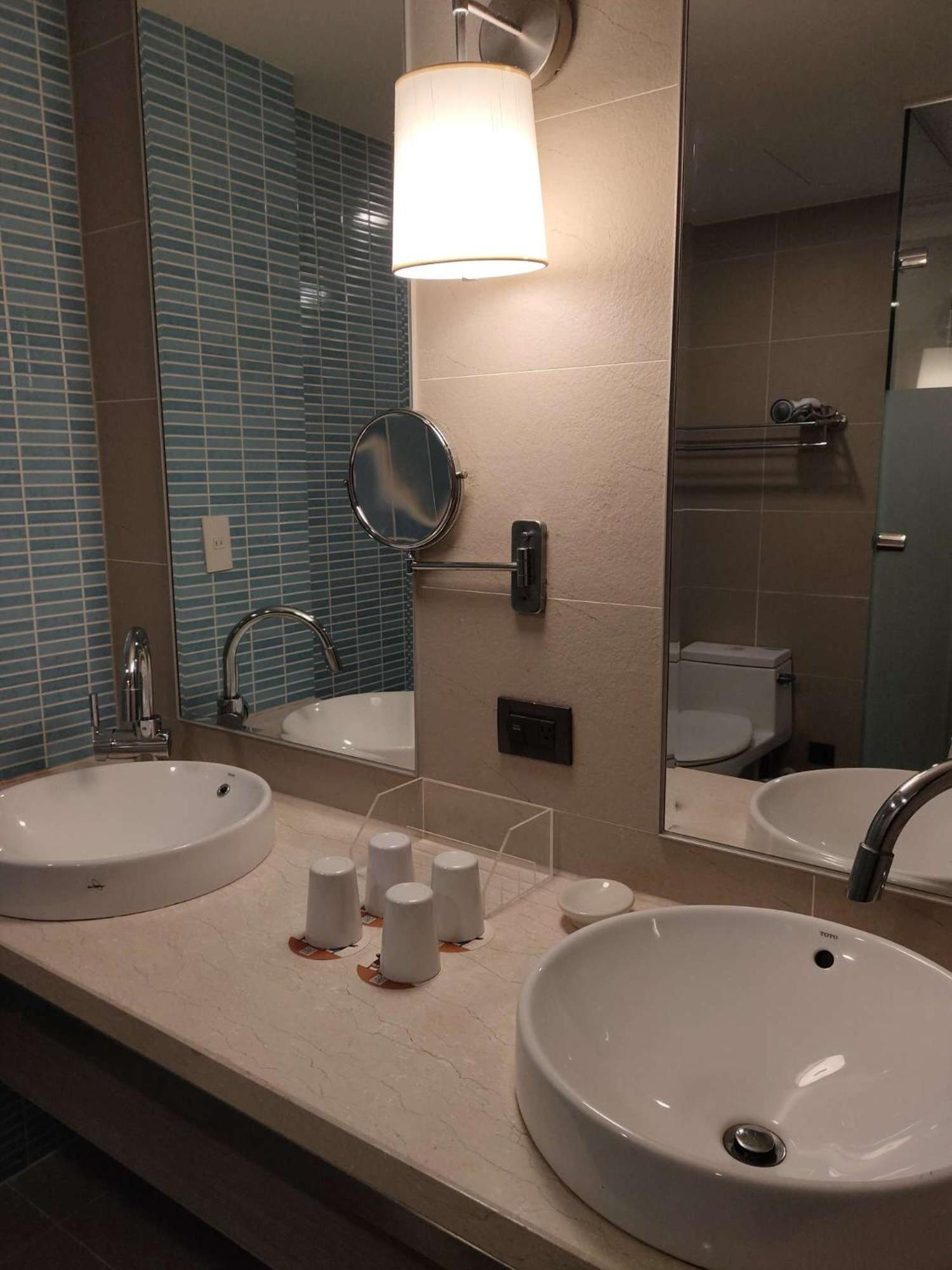 Deluxe Twin Room with City View - Photo 8