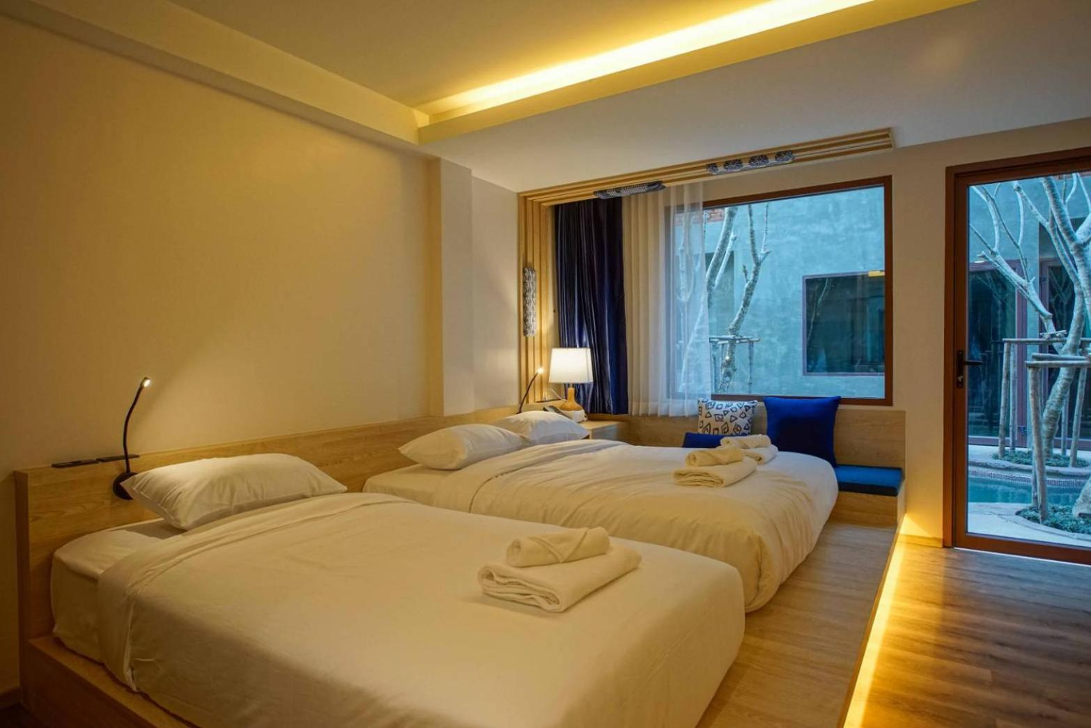 Queen Room with Pool View - Photo 2