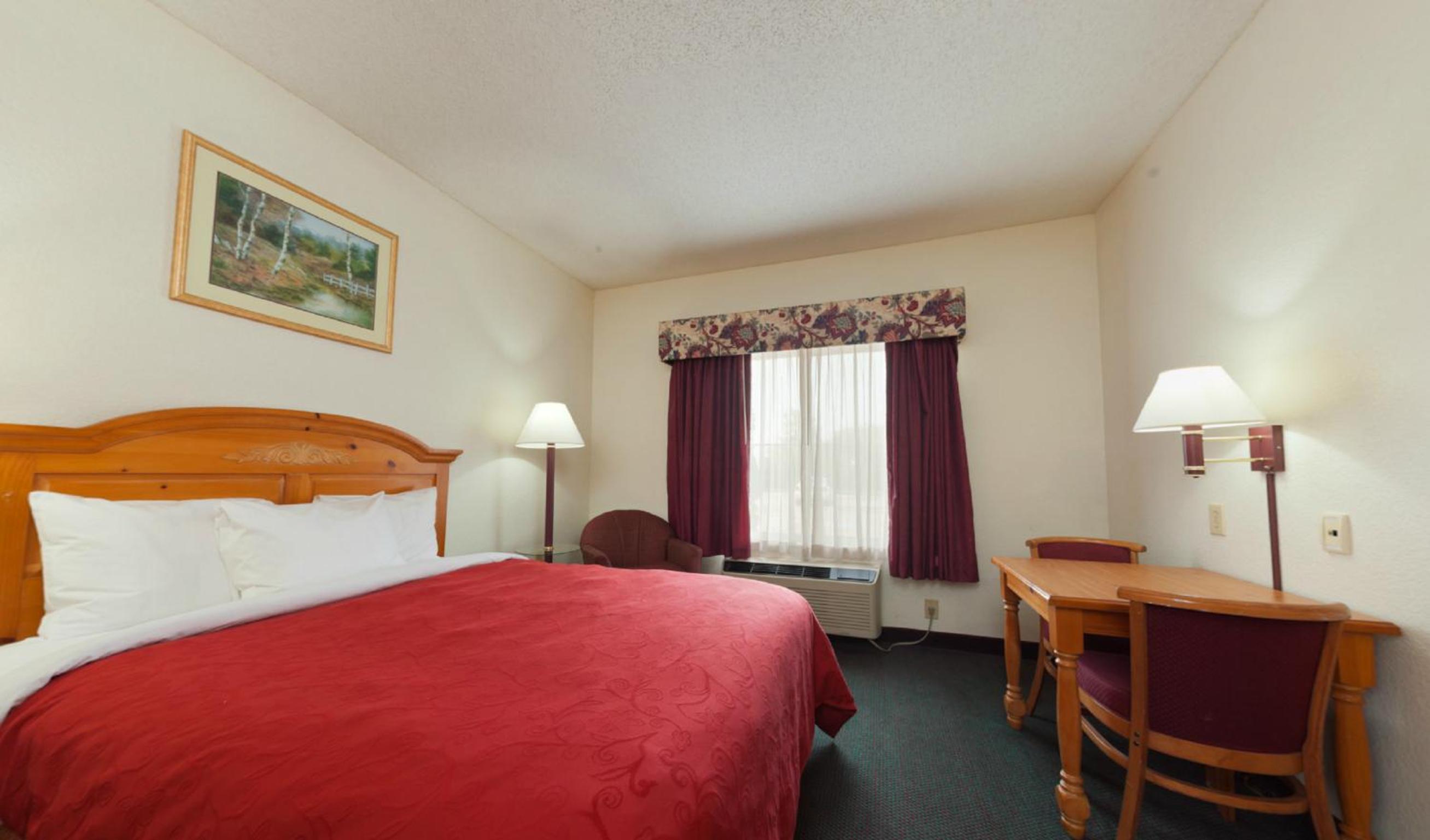 Queen Room with Two Queen Beds - Photo 3