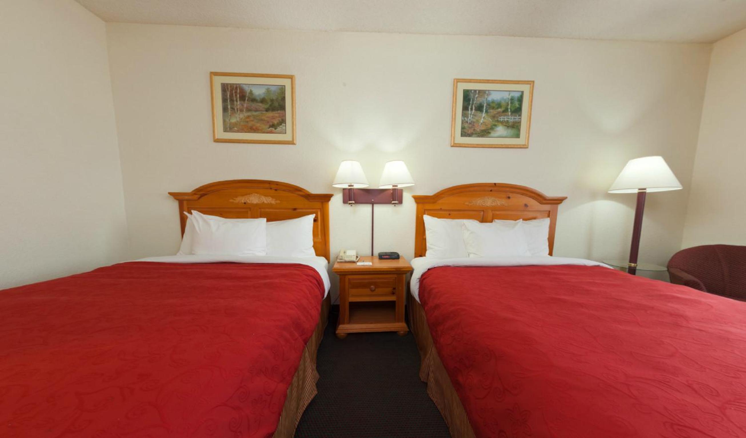 Queen Room with Two Queen Beds - Photo 2