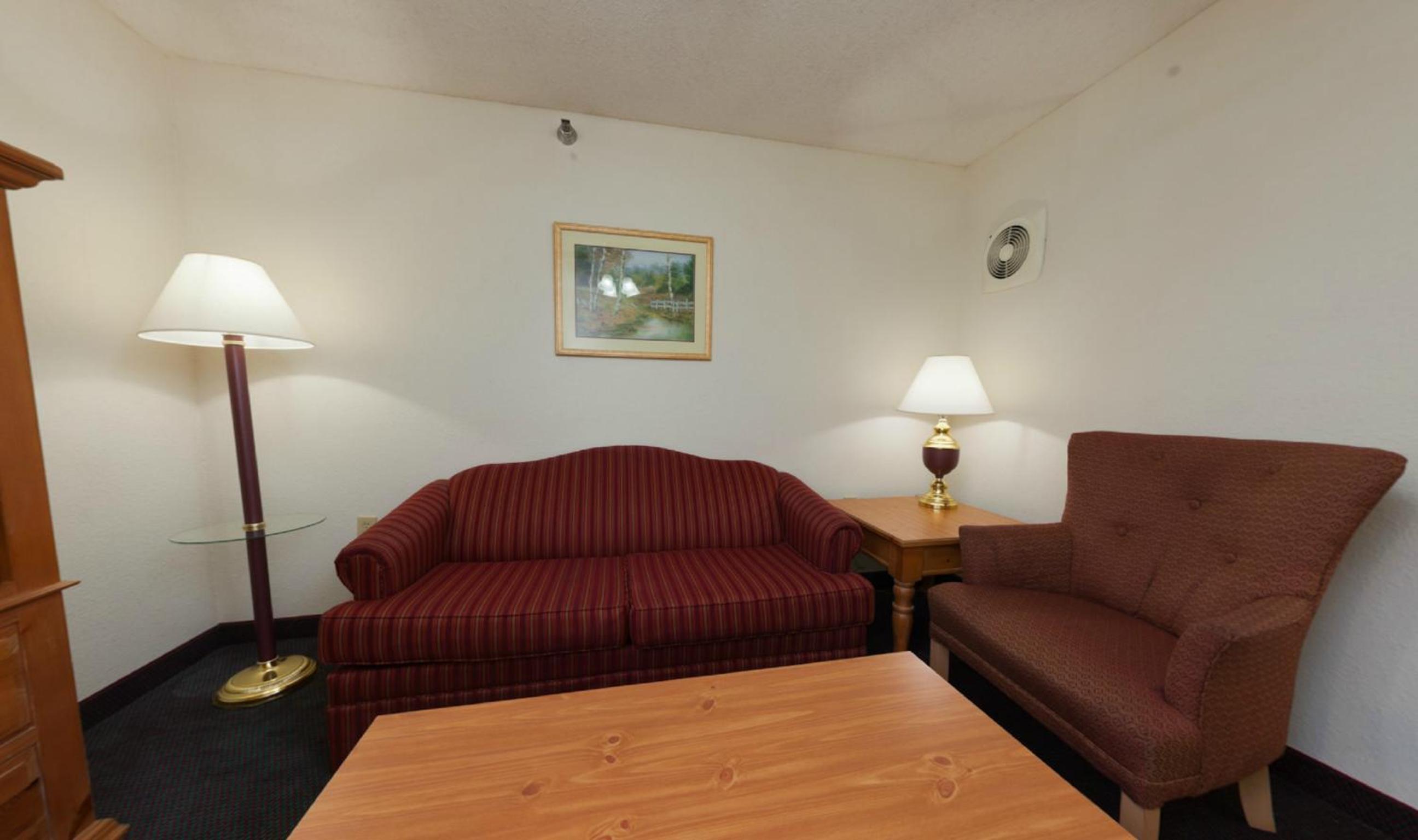 One-Bedroom King Suite with Sofa Bed - Photo 4