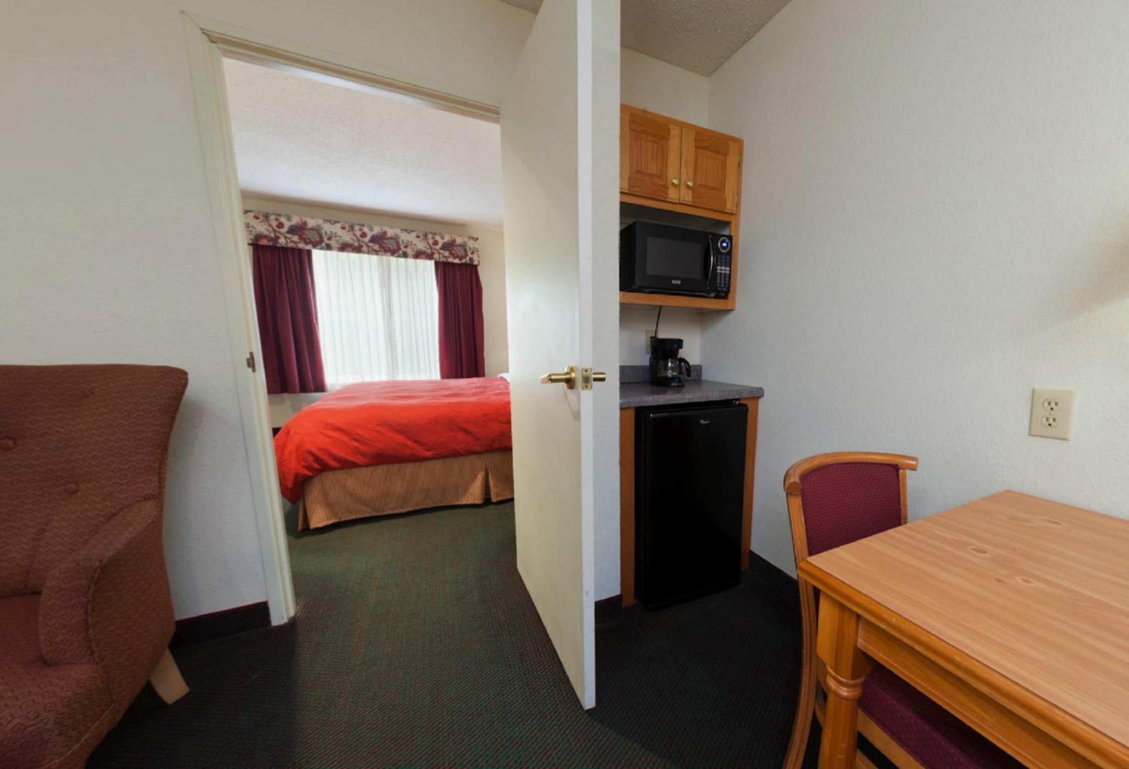 One-Bedroom King Suite with Sofa Bed - Photo 3