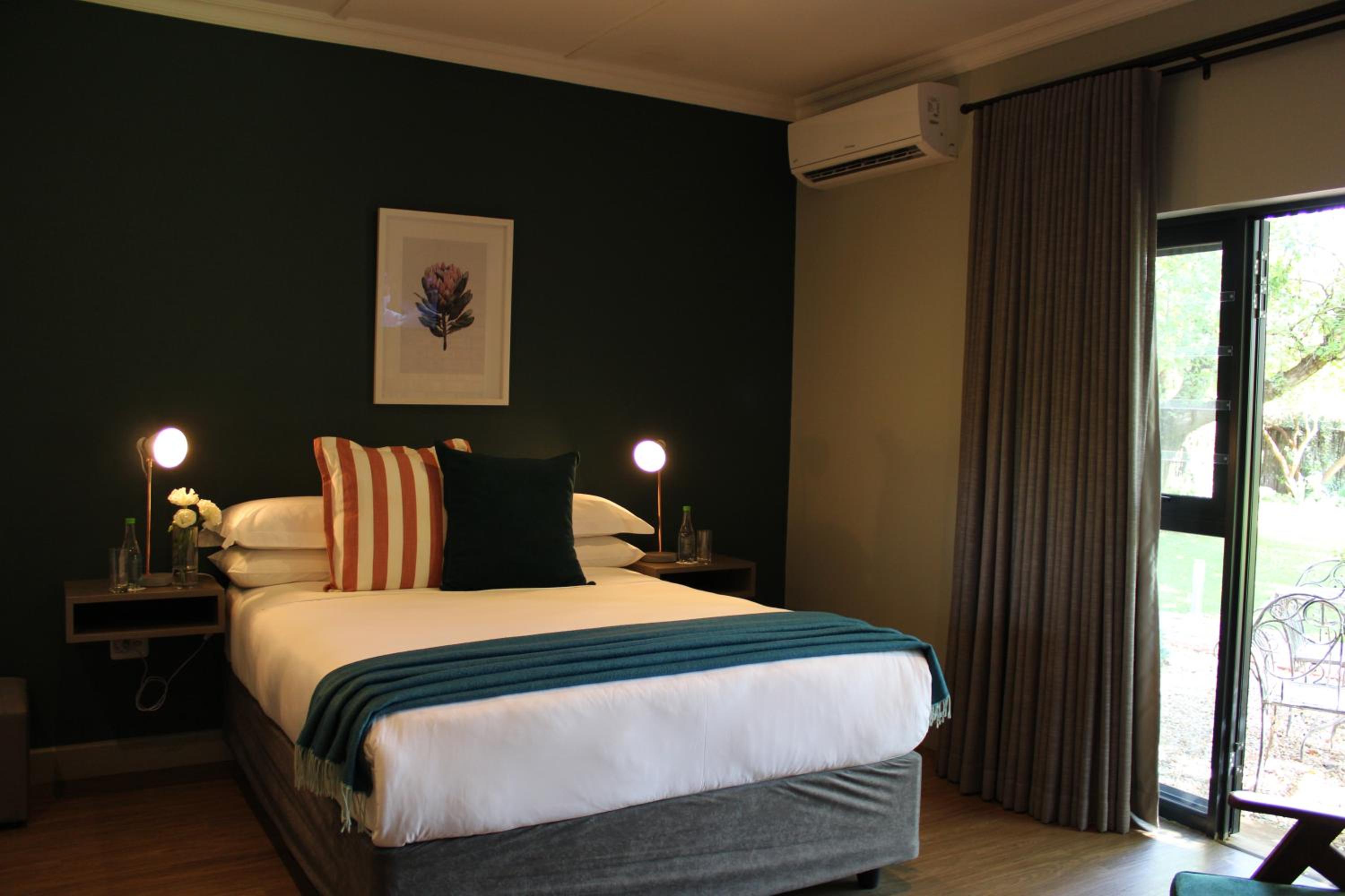 Queen Room with Garden View