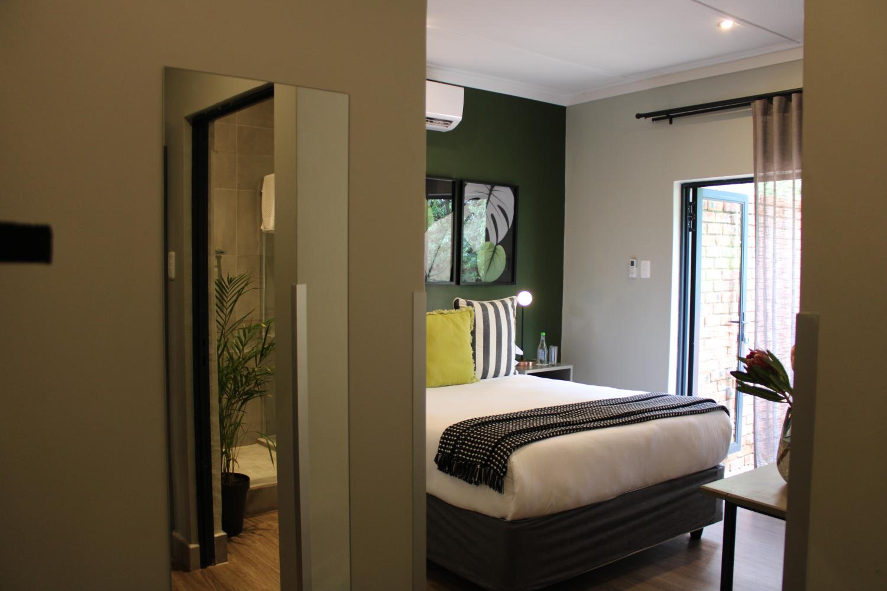 Queen Room with Garden View