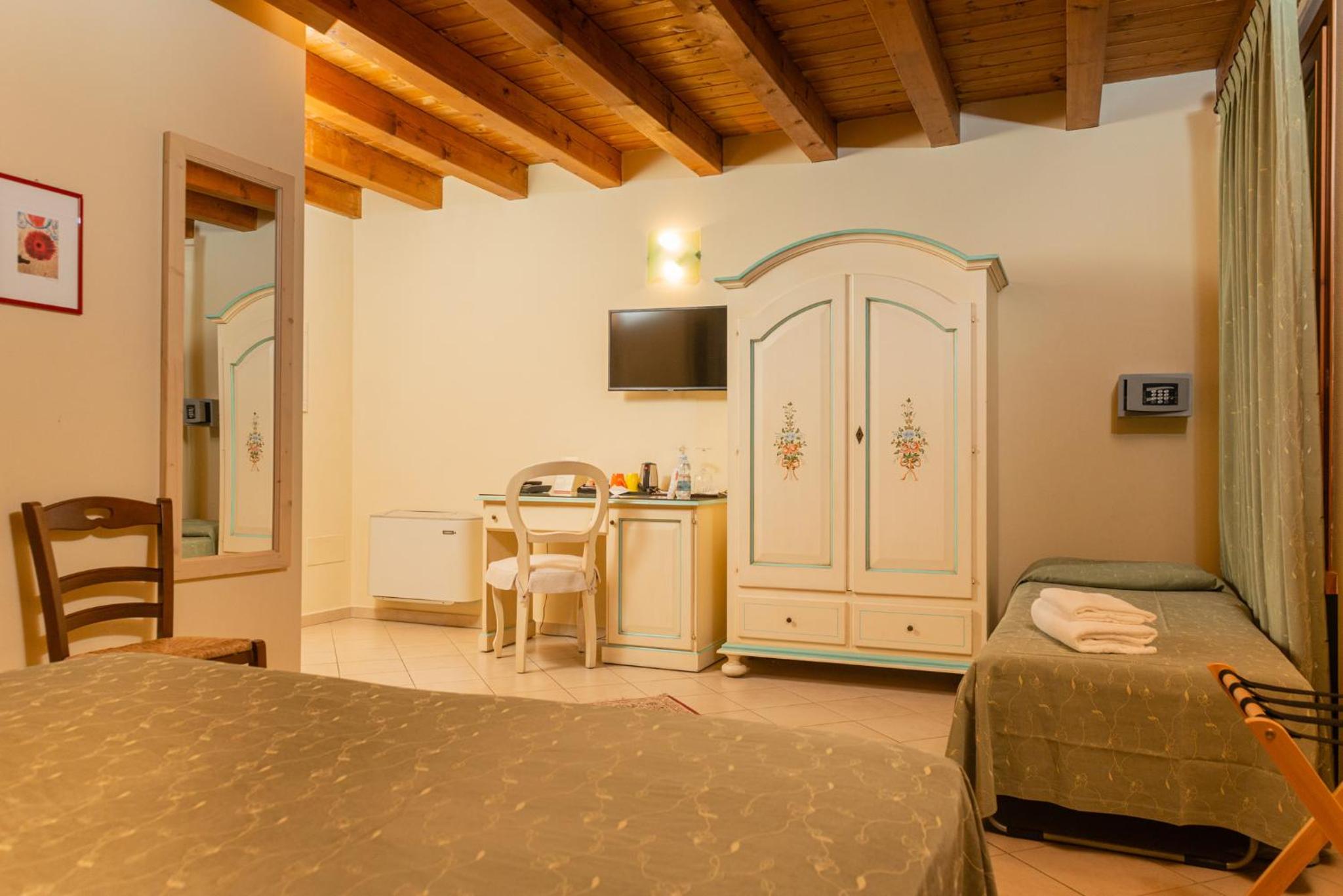 Double Room with Extra Bed photo 2