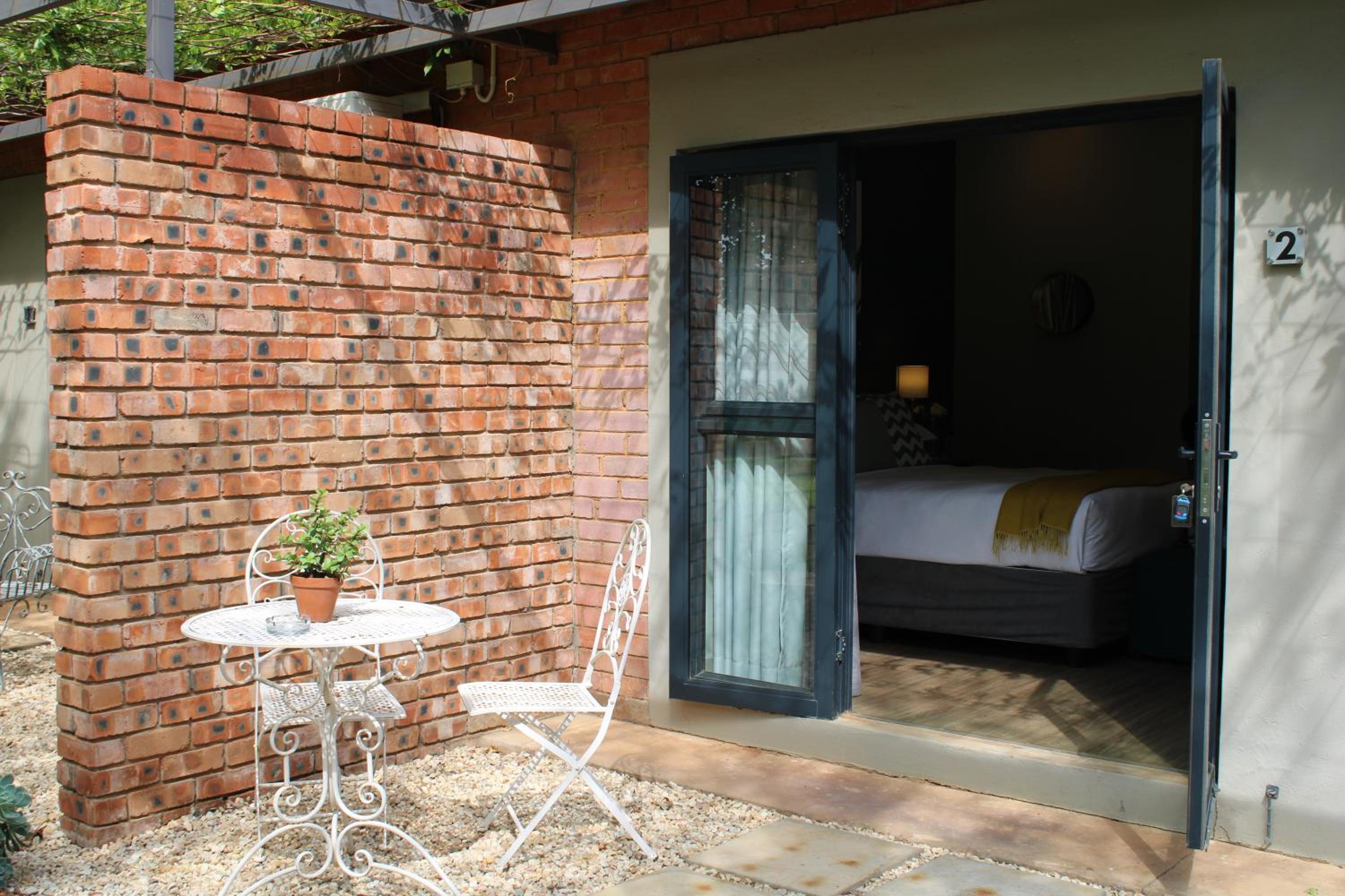 Queen Room with Garden View - Photo 4