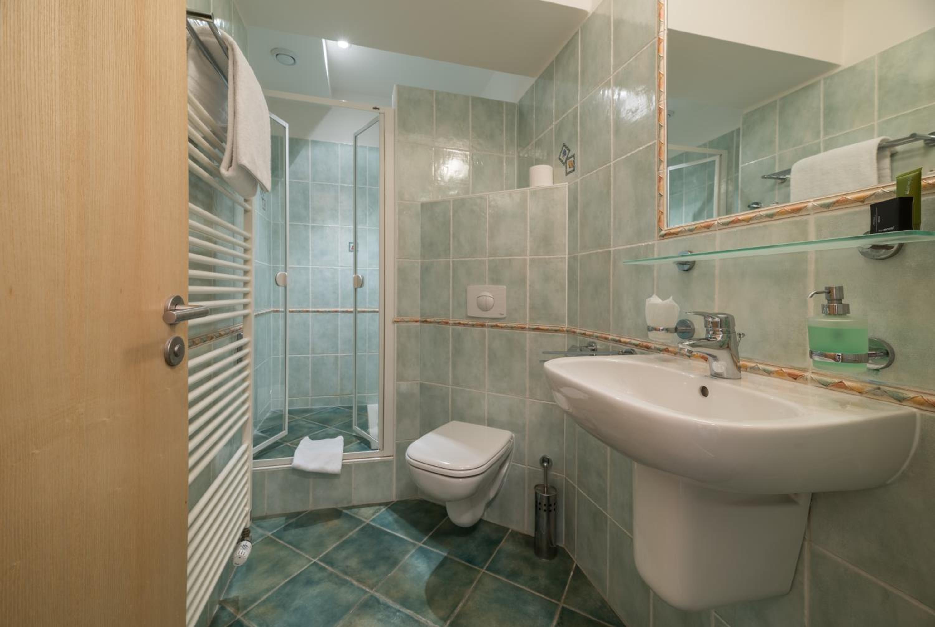 Double Room - Photo 16