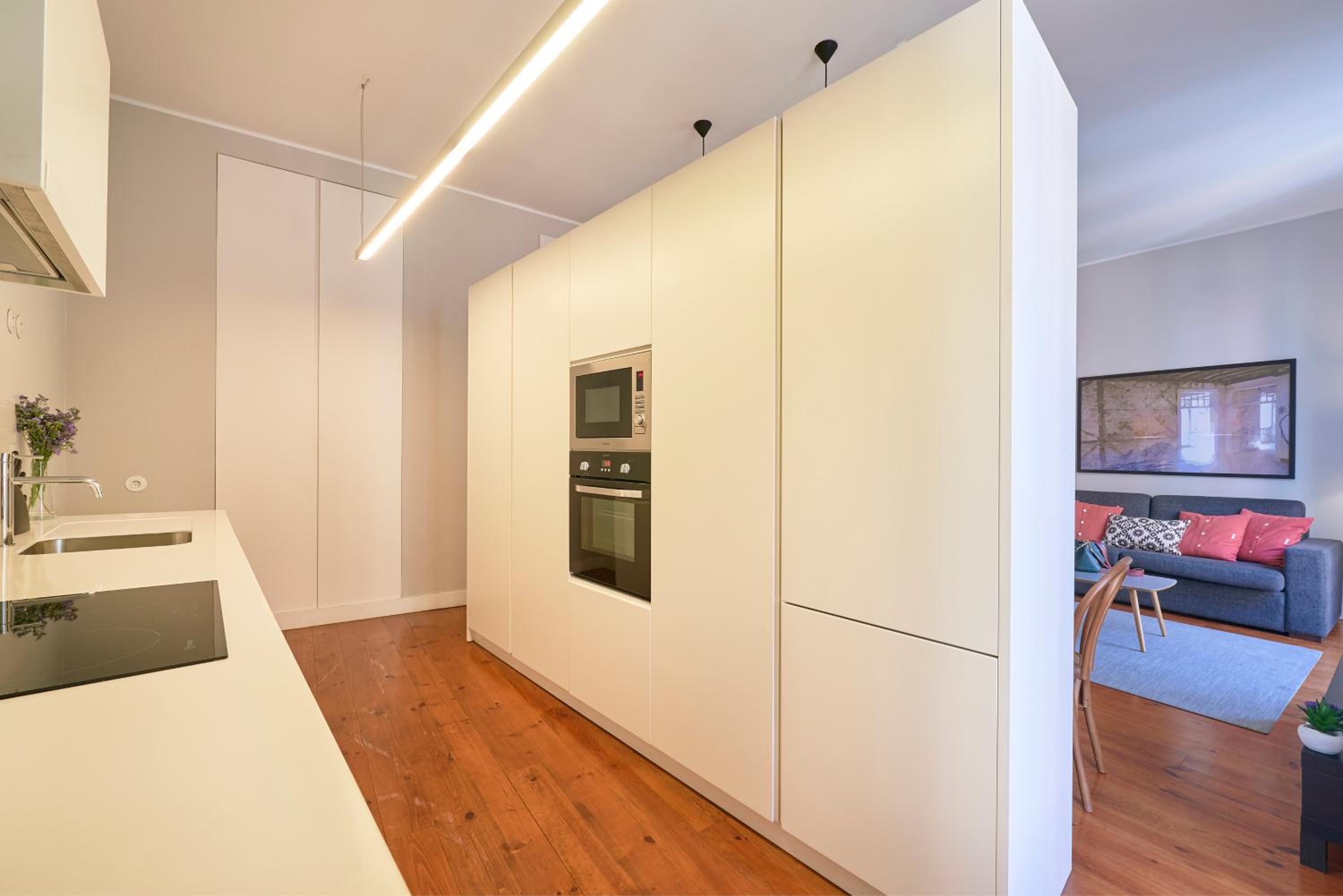 Deluxe Two-Bedroom Apartment thumbnail 5