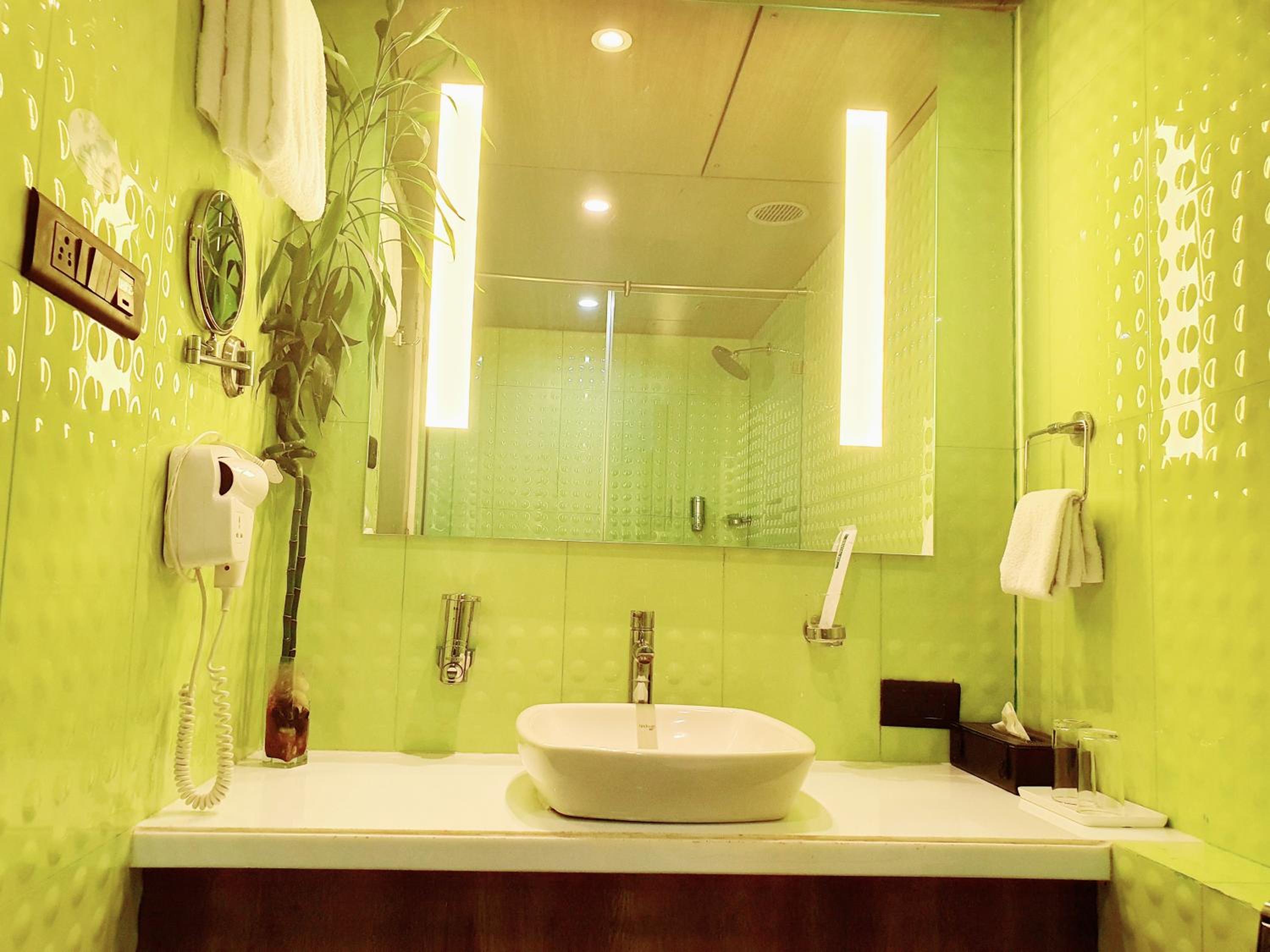 Deluxe Double or Twin Room with Airport Transfers - Photo 15