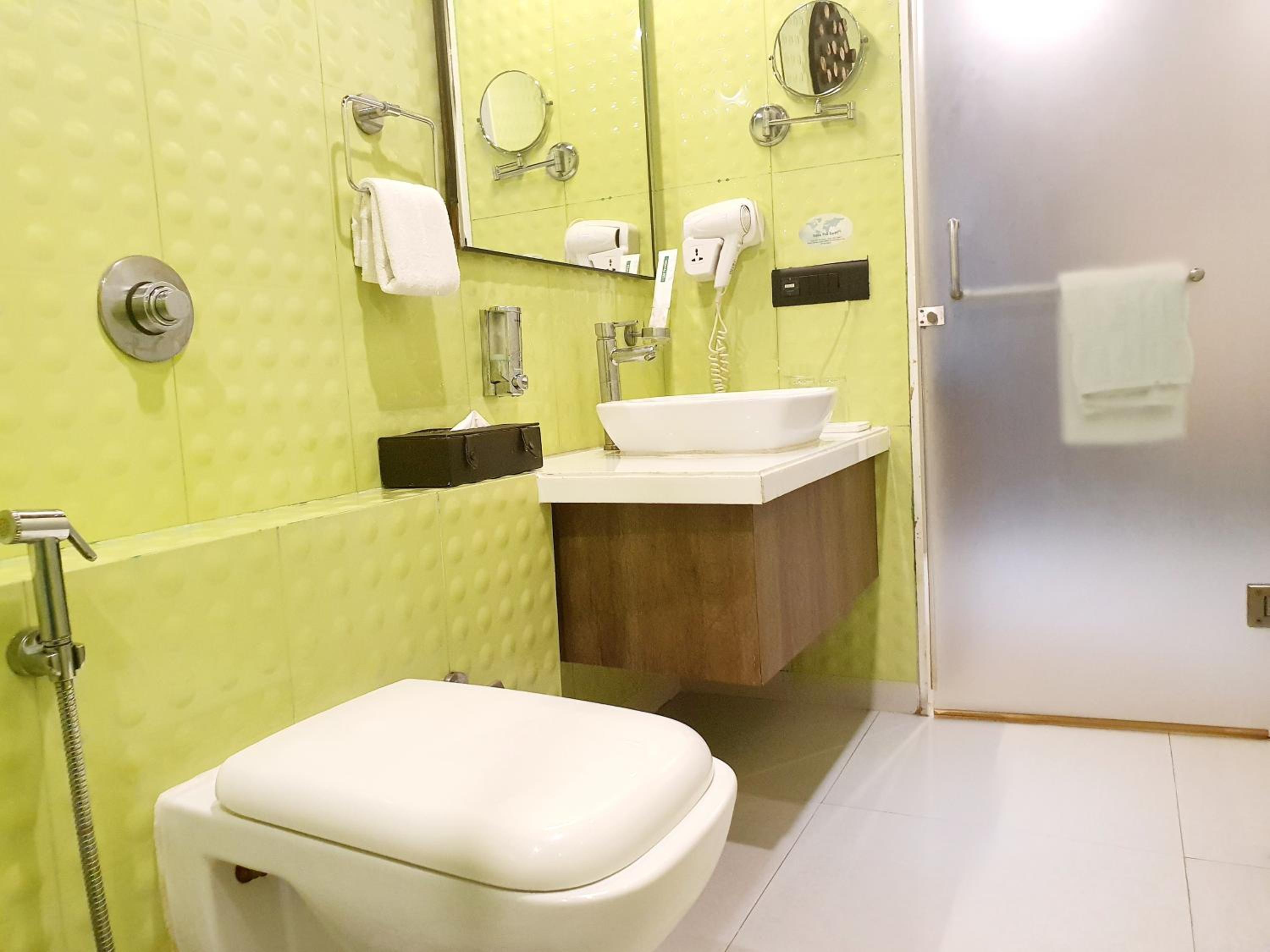 Deluxe Double or Twin Room with Airport Transfers - Photo 4