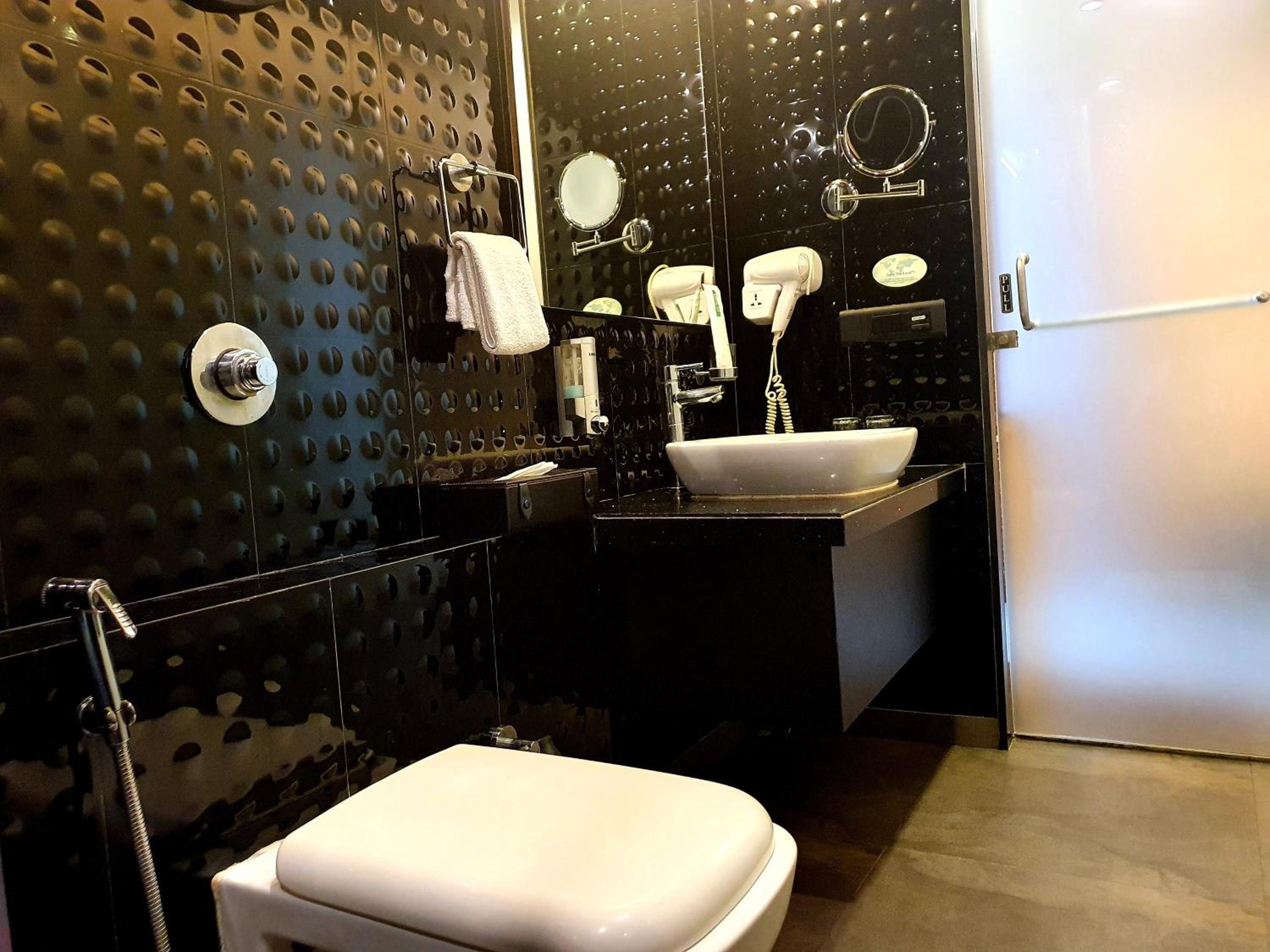 Deluxe Double or Twin Room with Airport Transfers - Photo 16