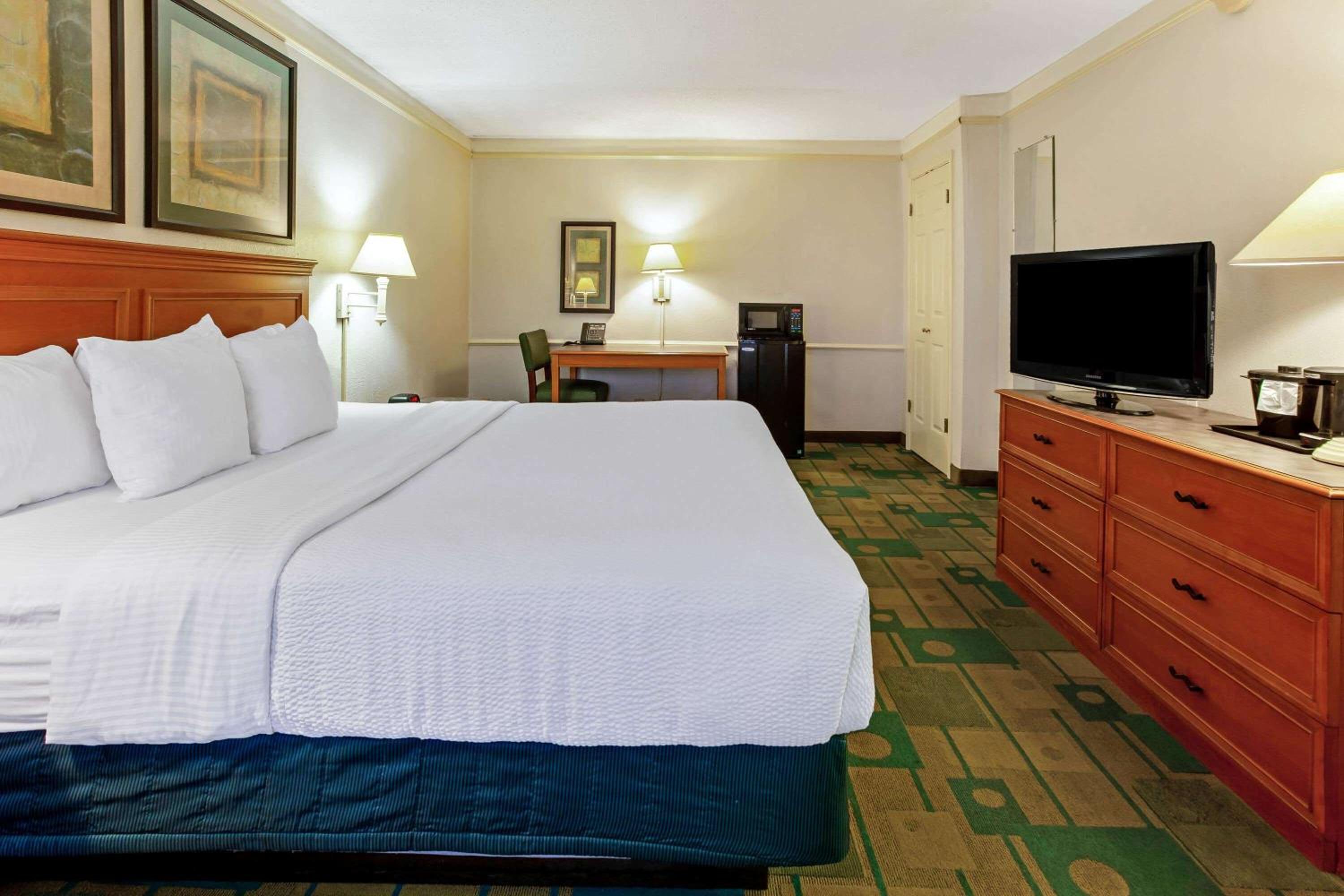 King Room With Bath Tub - Mobility/Hearing Accessible - Non-Smoking photo 2