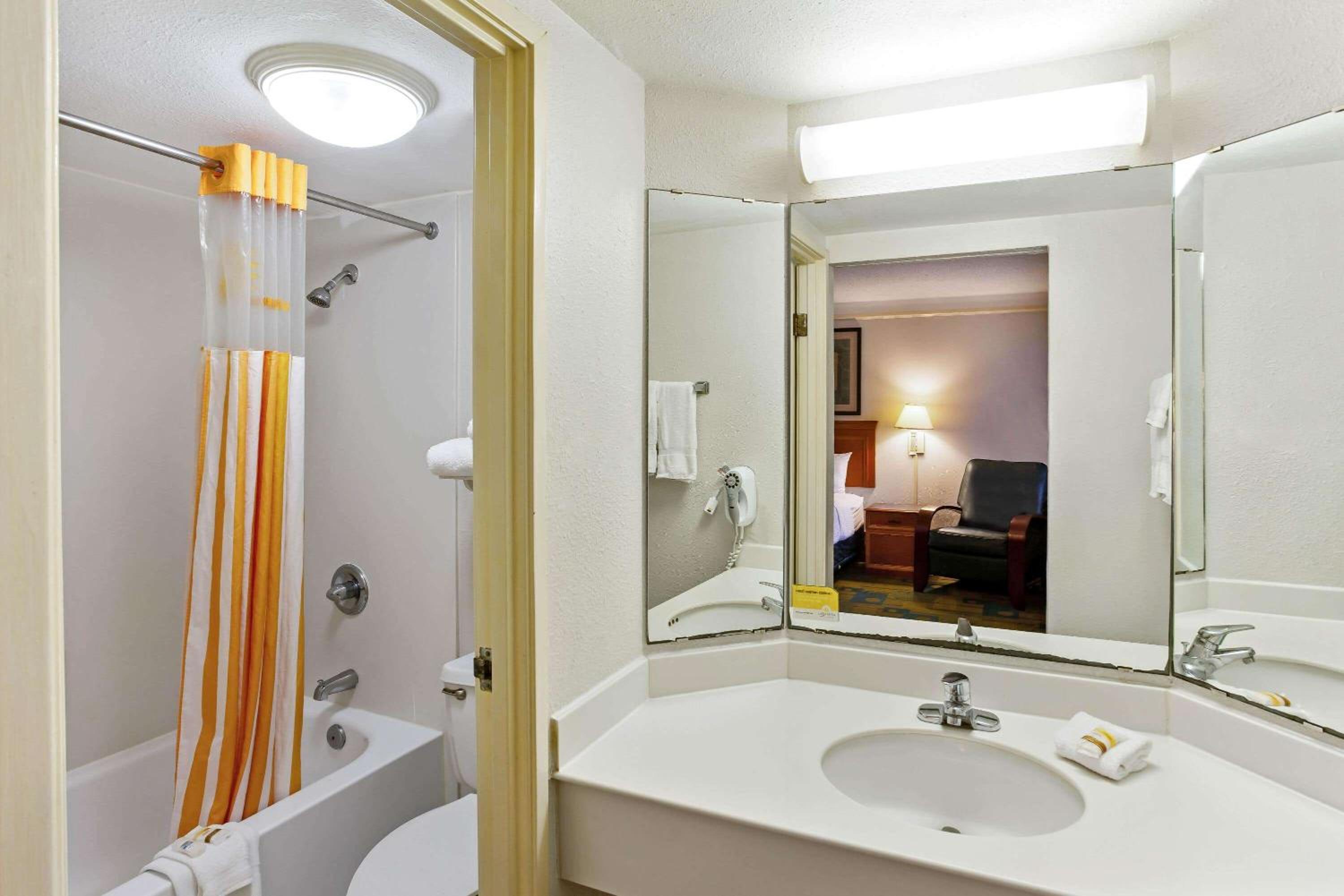 King Room With Bath Tub - Mobility/Hearing Accessible - Non-Smoking photo 3