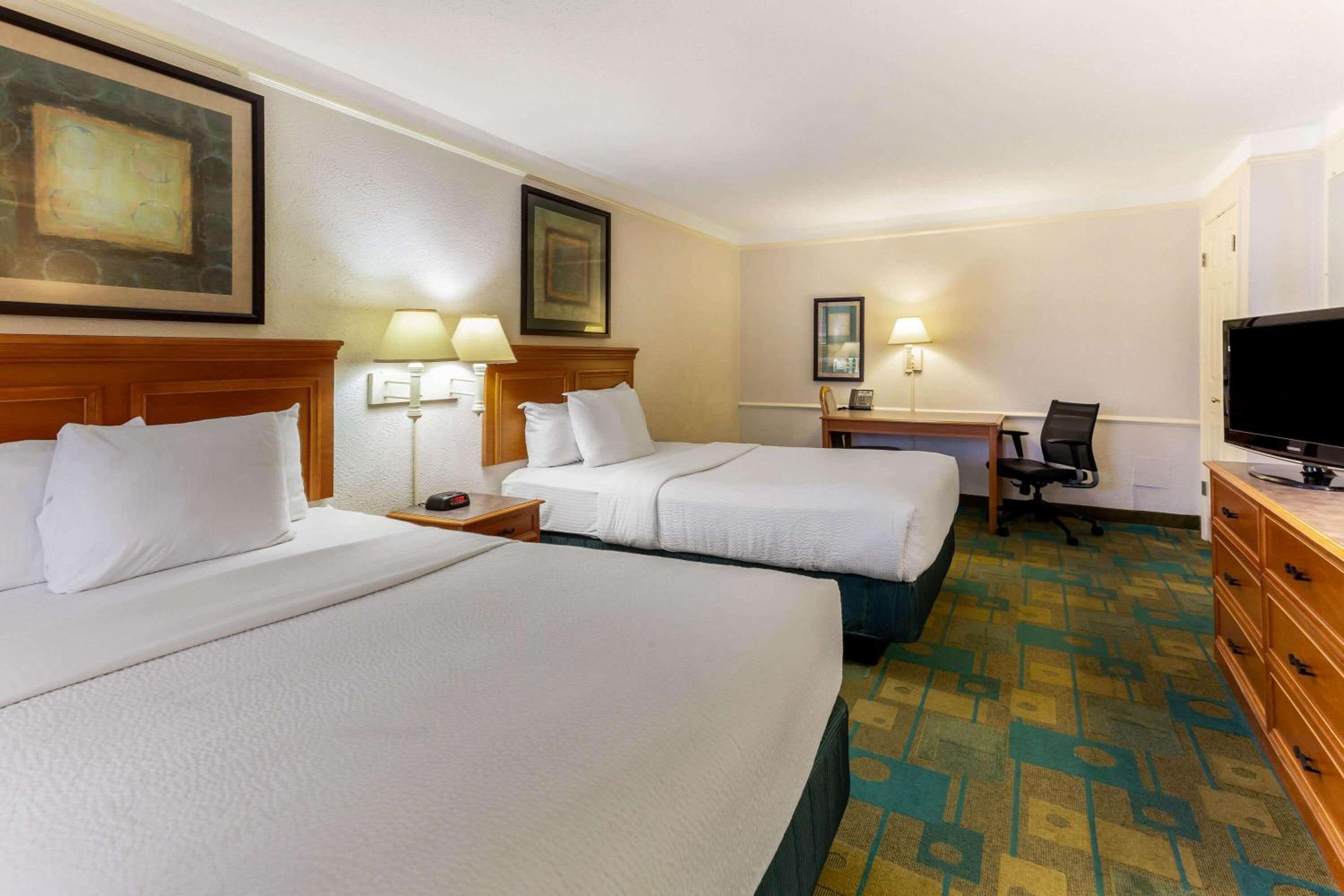 Deluxe Double Room With Two Double Beds photo 2