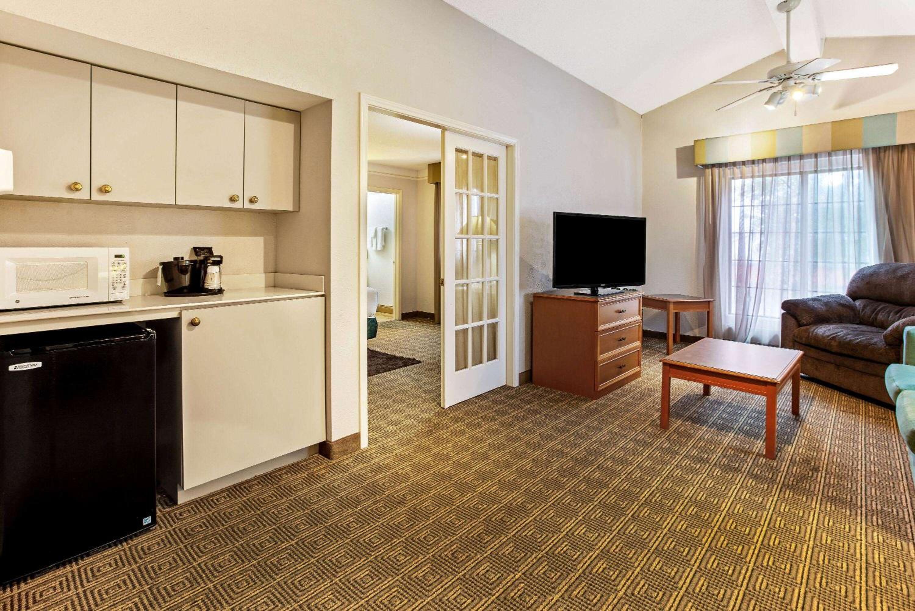 King Suite - Non-Smoking photo 1