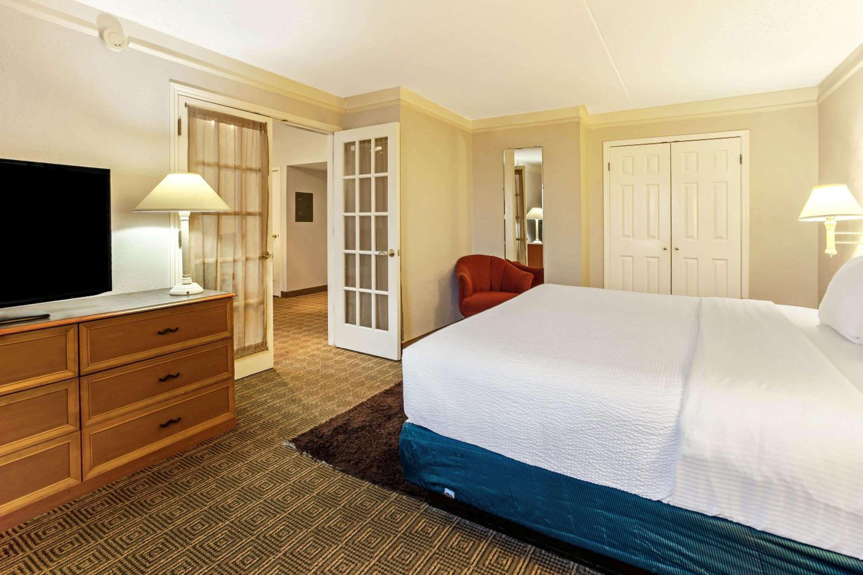 King Suite - Non-Smoking photo 2