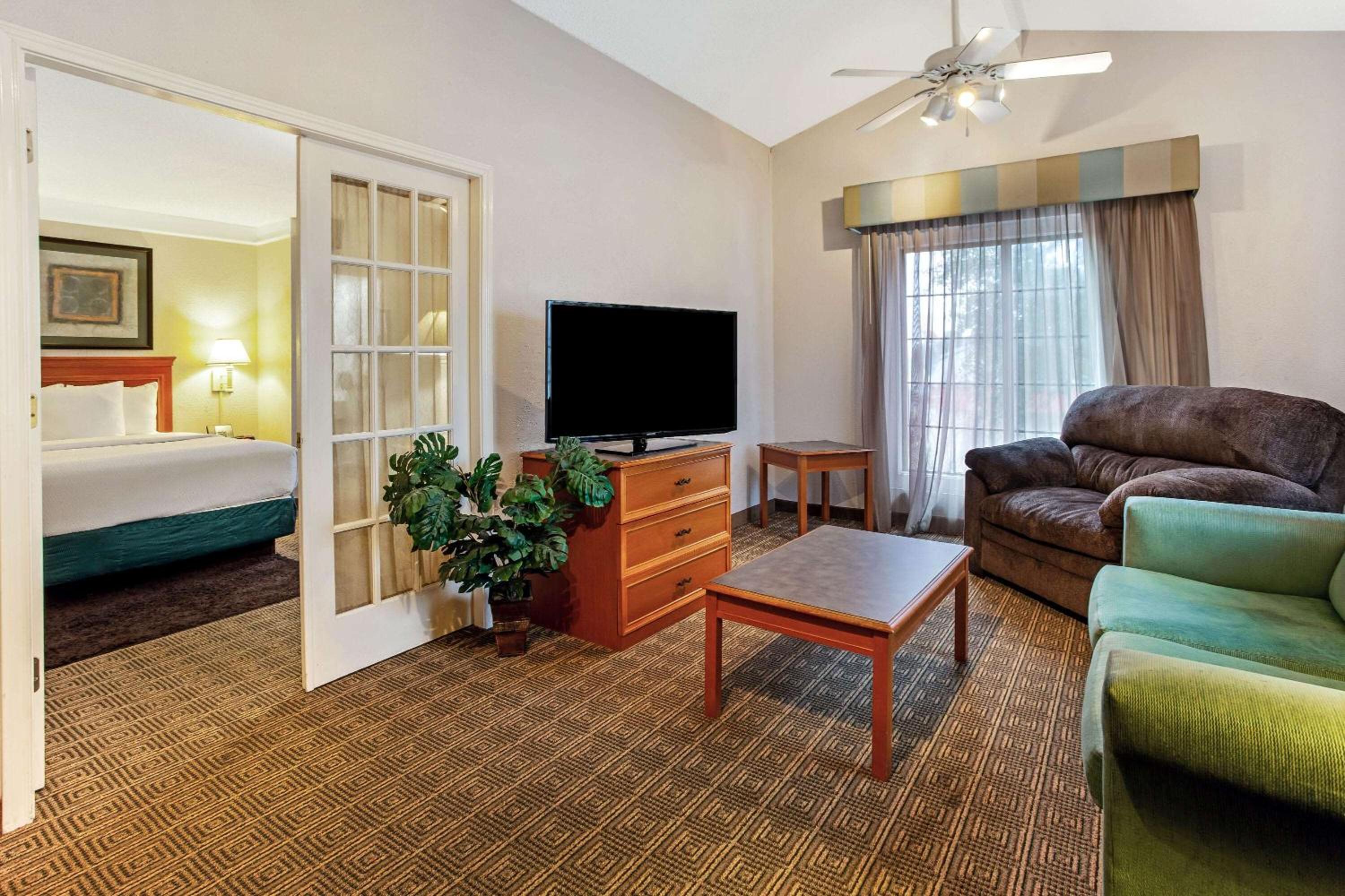 King Suite - Non-Smoking photo 3