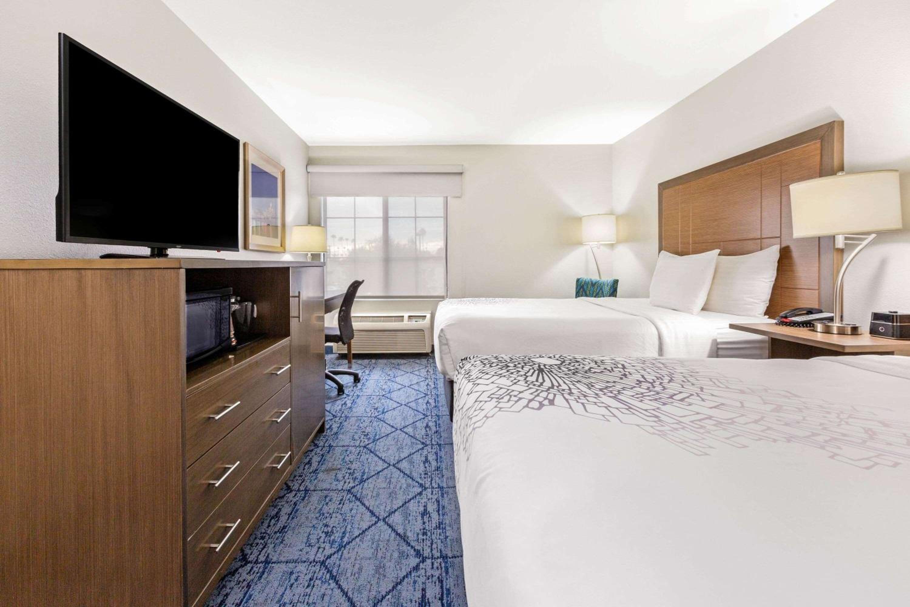 Deluxe Queen Room with Two Queen Beds photo 2