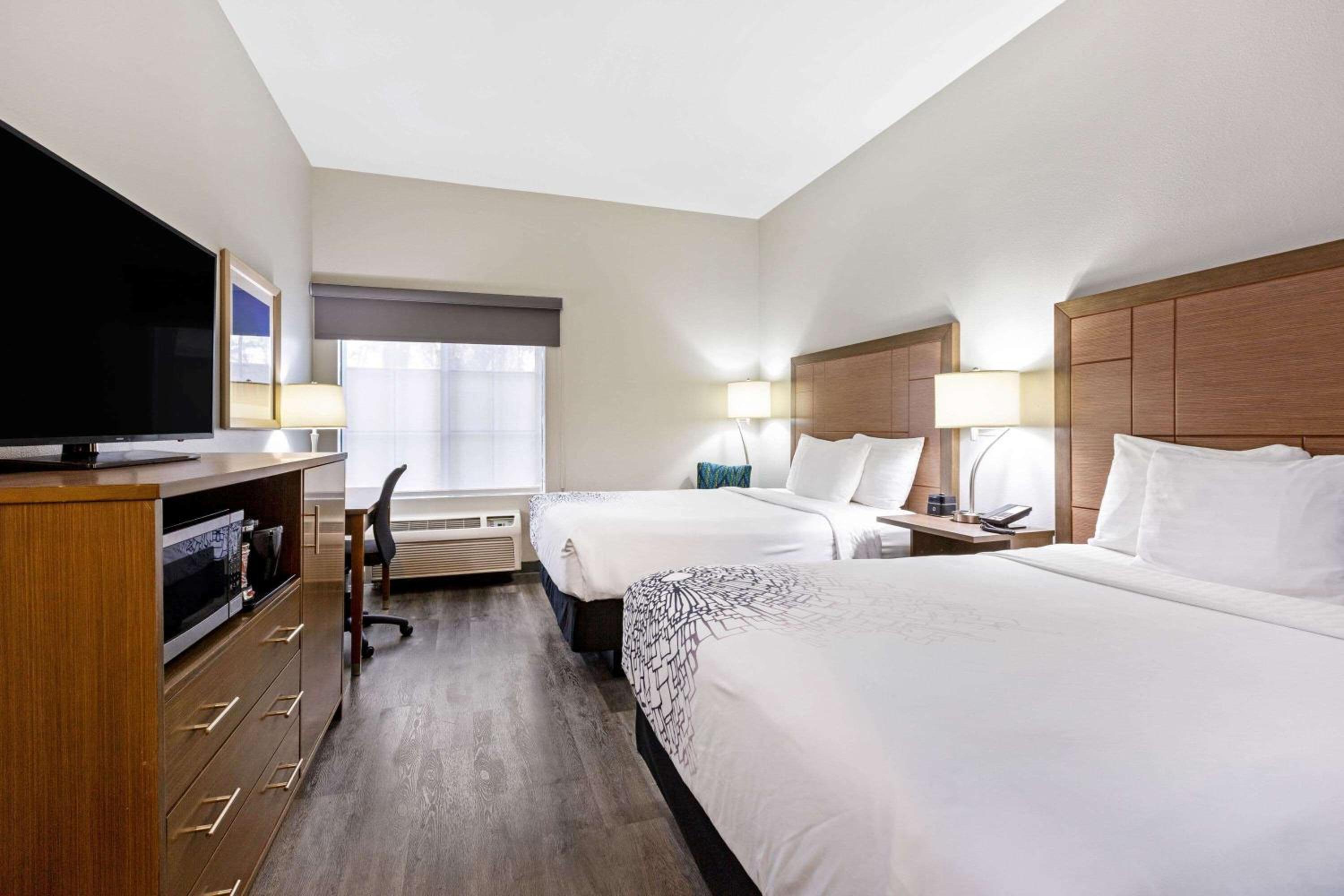 Queen Room with Two Queen Beds and Roll-In Shower - Mobility Accessible/Non-Smoking photo 2