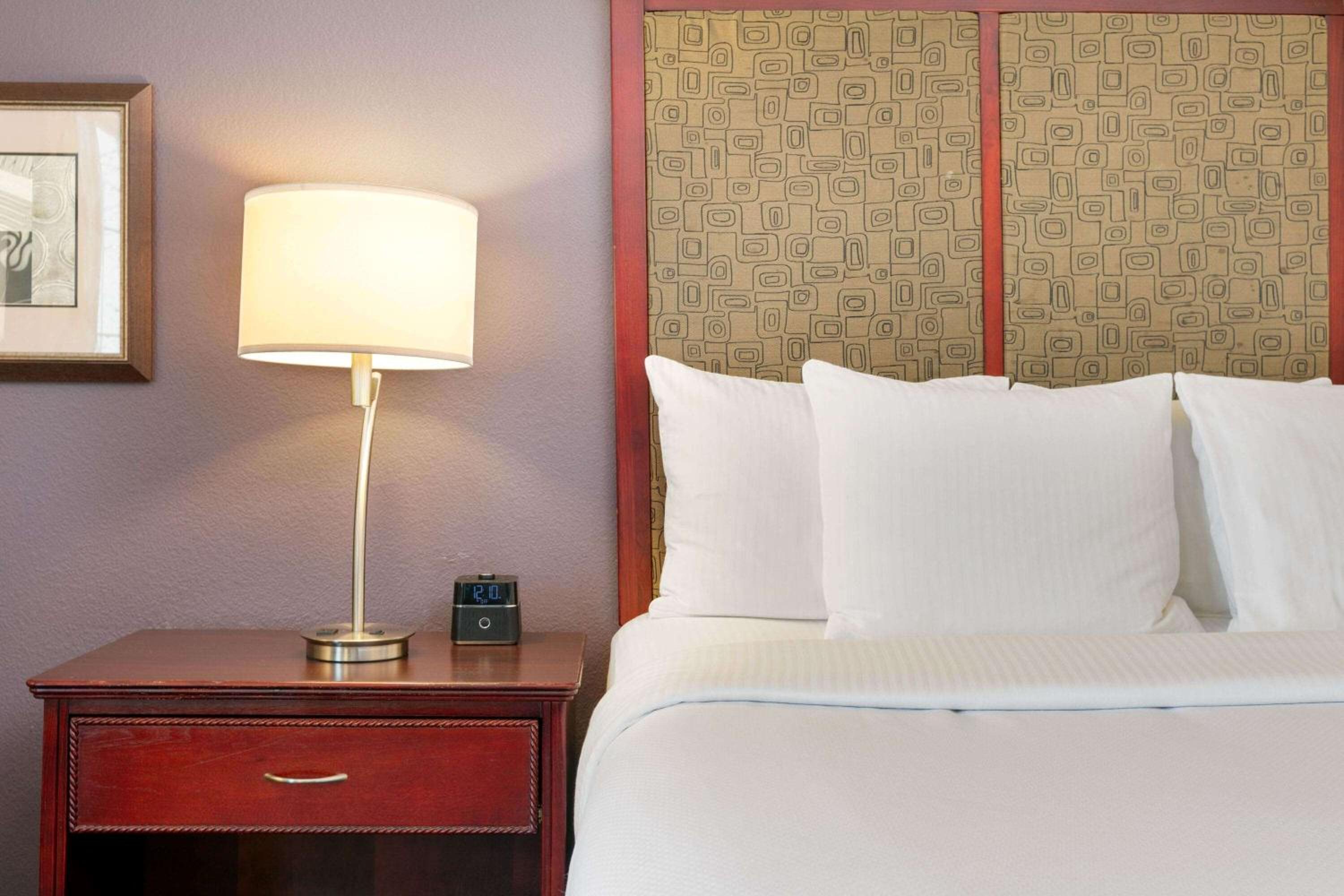 Queen Room with Two Queen Beds - Non-Smoking - Photo 1