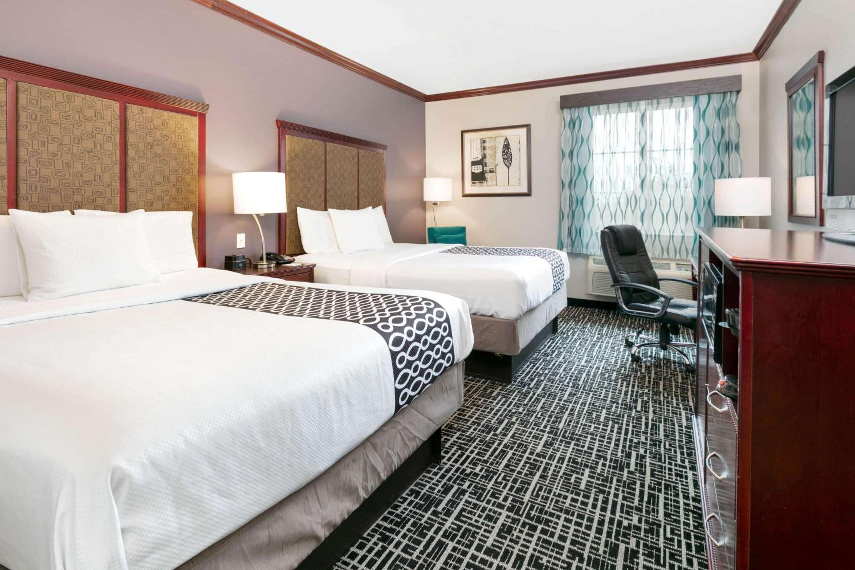 Queen Room with Two Queen Beds - Non-Smoking - Photo 4
