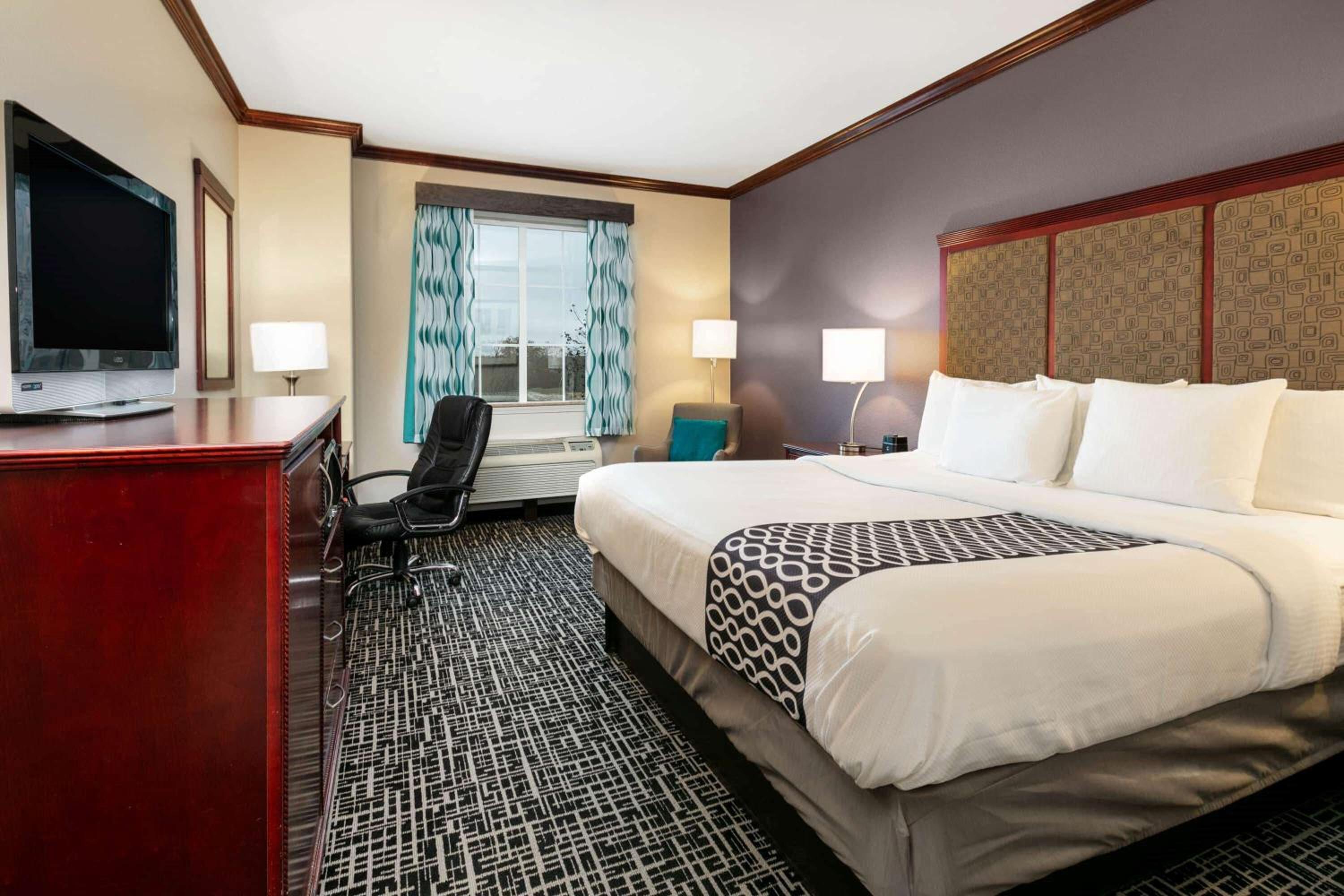 King Room - Non-Smoking - Photo 2