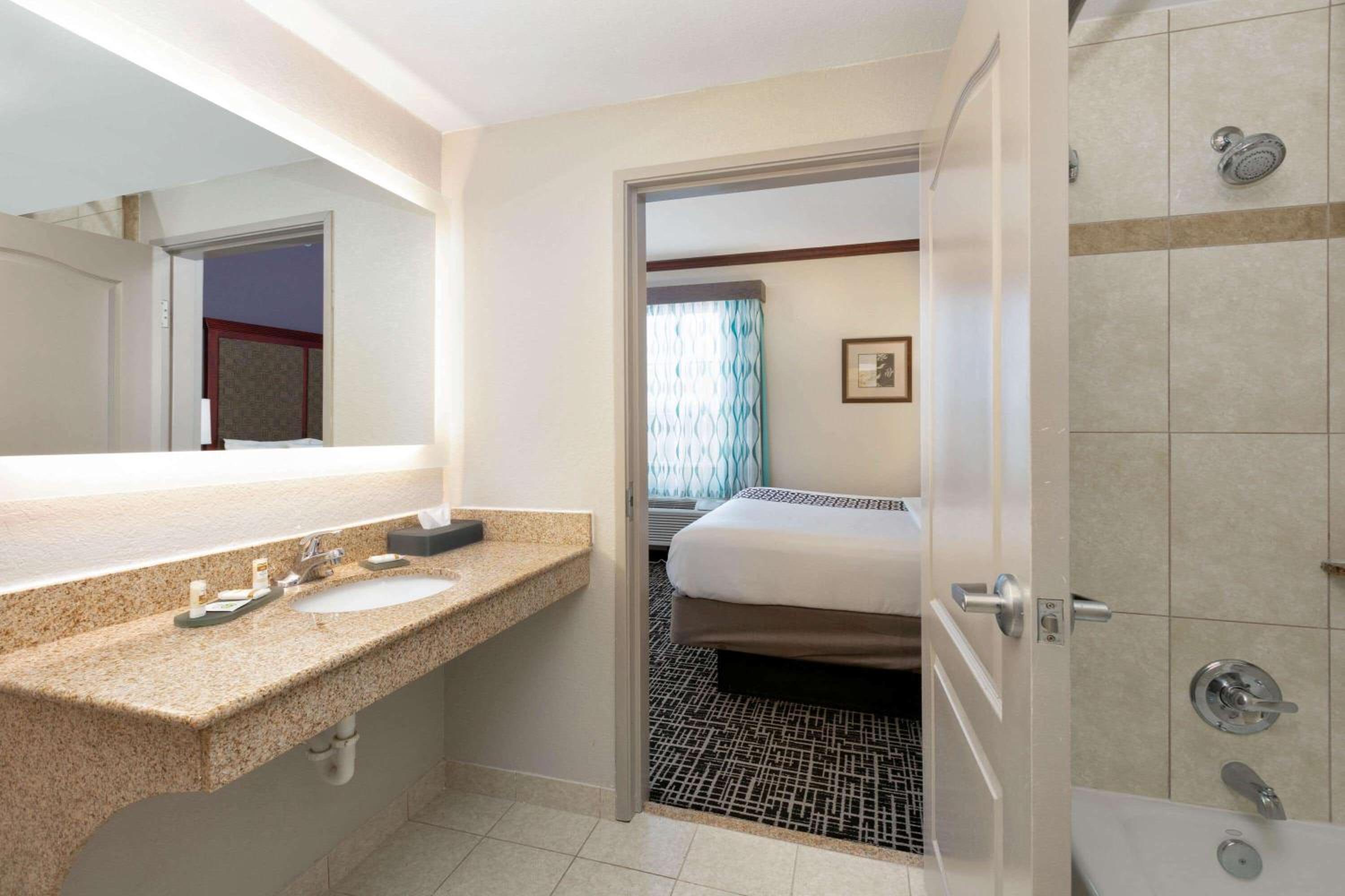 One-Bedroom Family King Suite - Non-Smoking - Photo 2