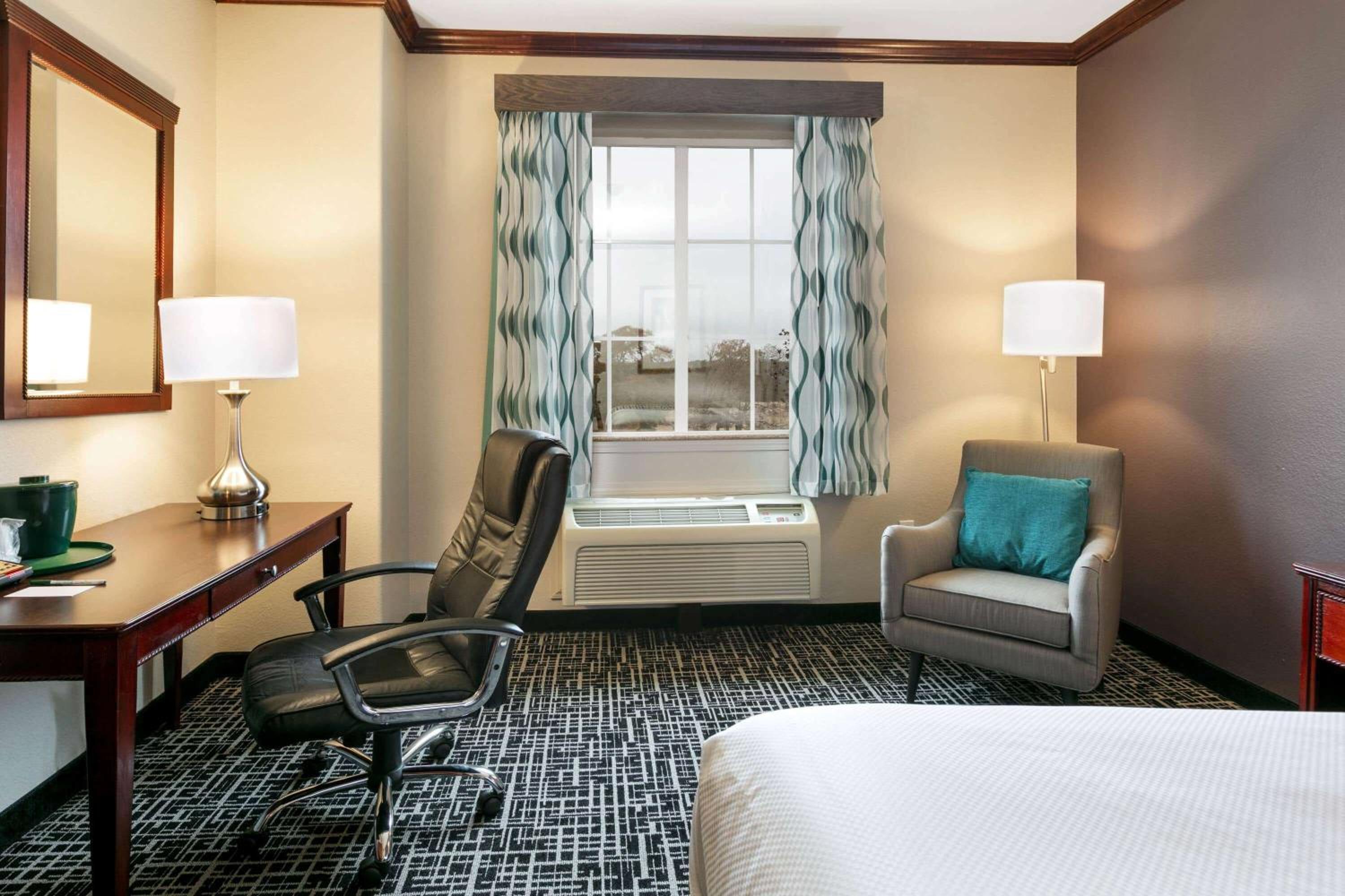 King Room - Non-Smoking - Photo 3