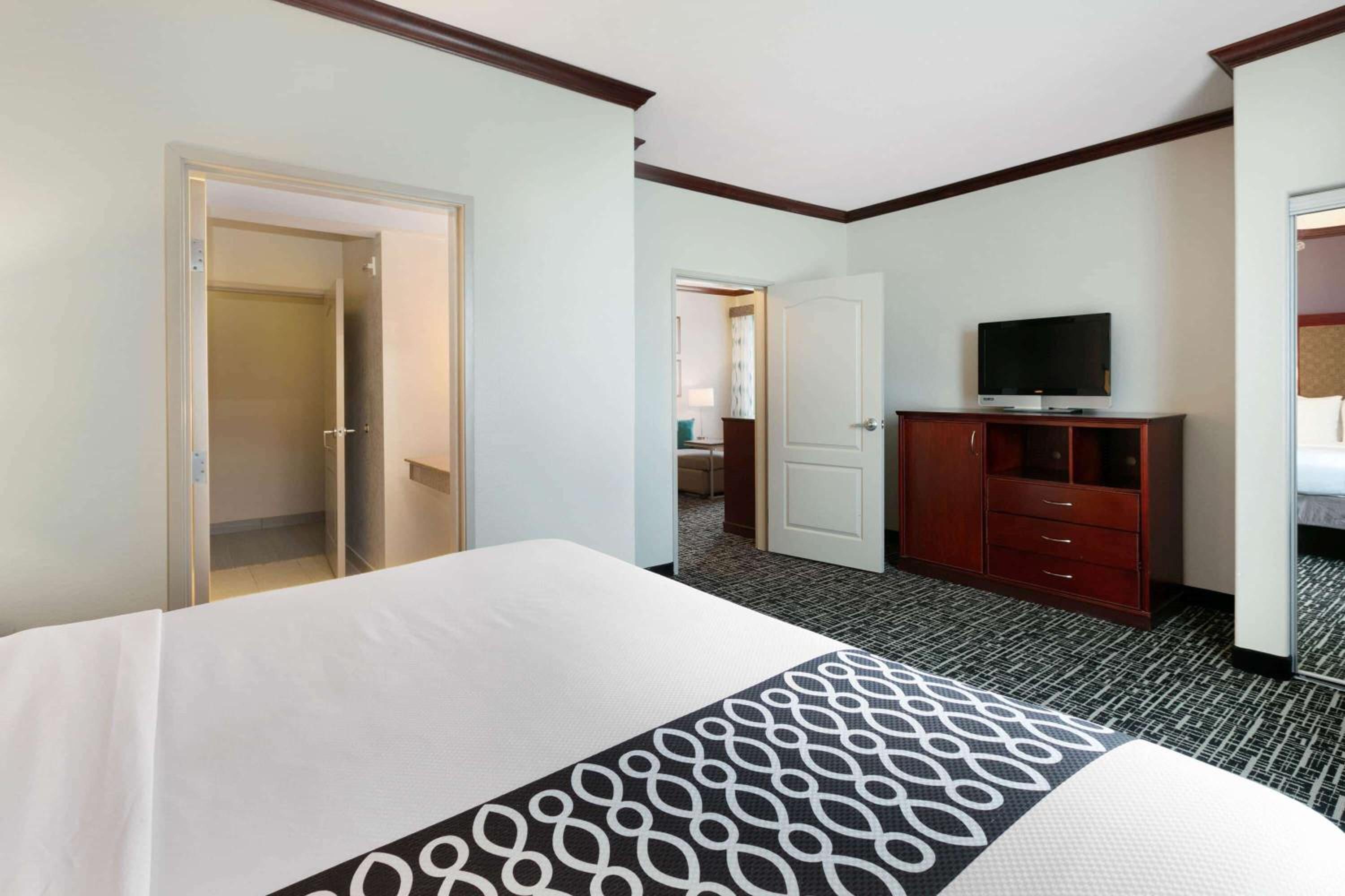 One-Bedroom Family King Suite - Non-Smoking - Photo 1
