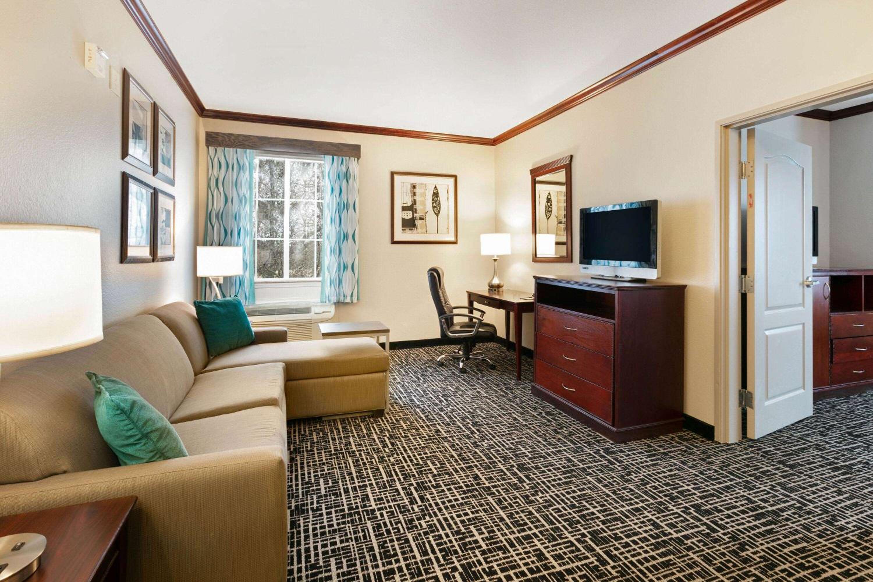 One-Bedroom Family King Suite - Non-Smoking - Photo 3