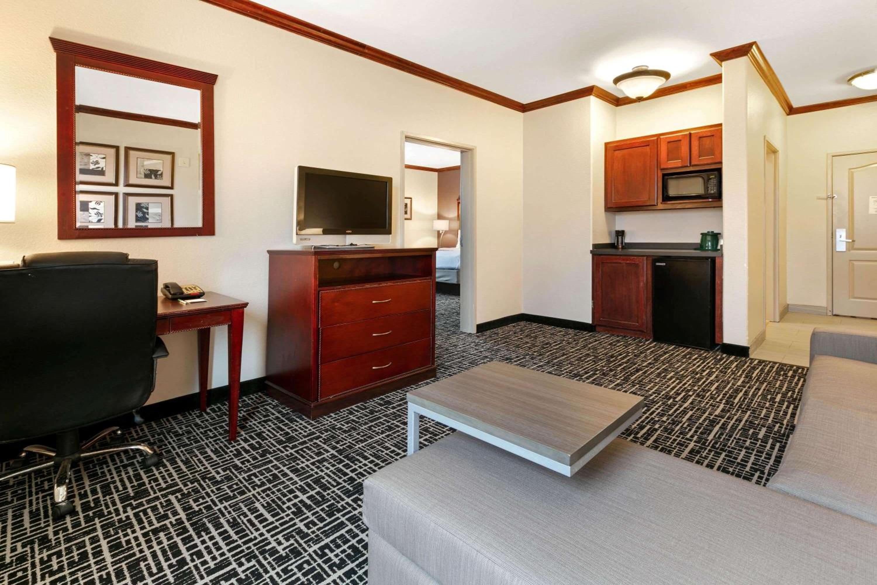 One-Bedroom Family King Suite - Non-Smoking - Photo 4