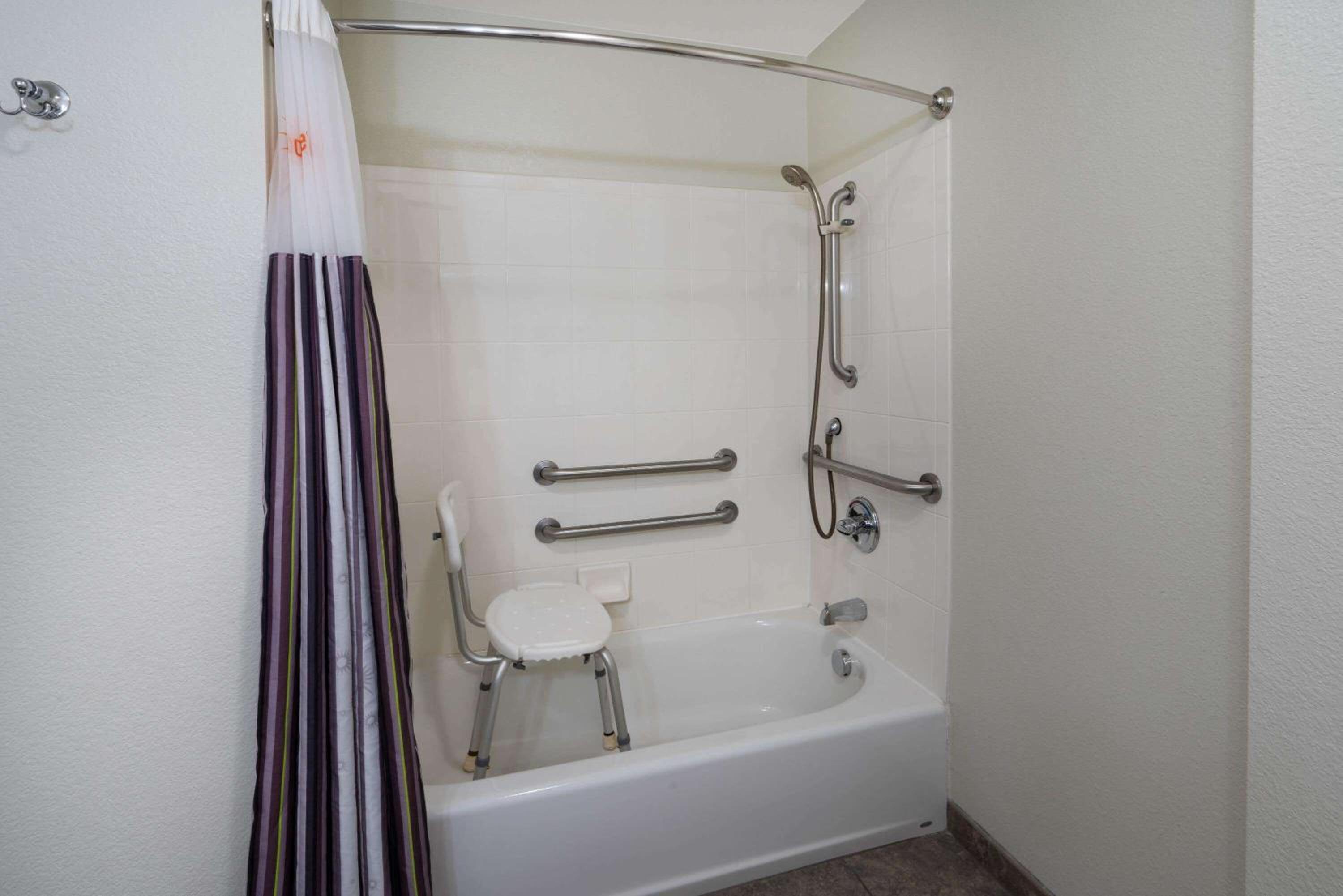 Deluxe King Room - Mobility Access/Non-Smoking - Photo 6