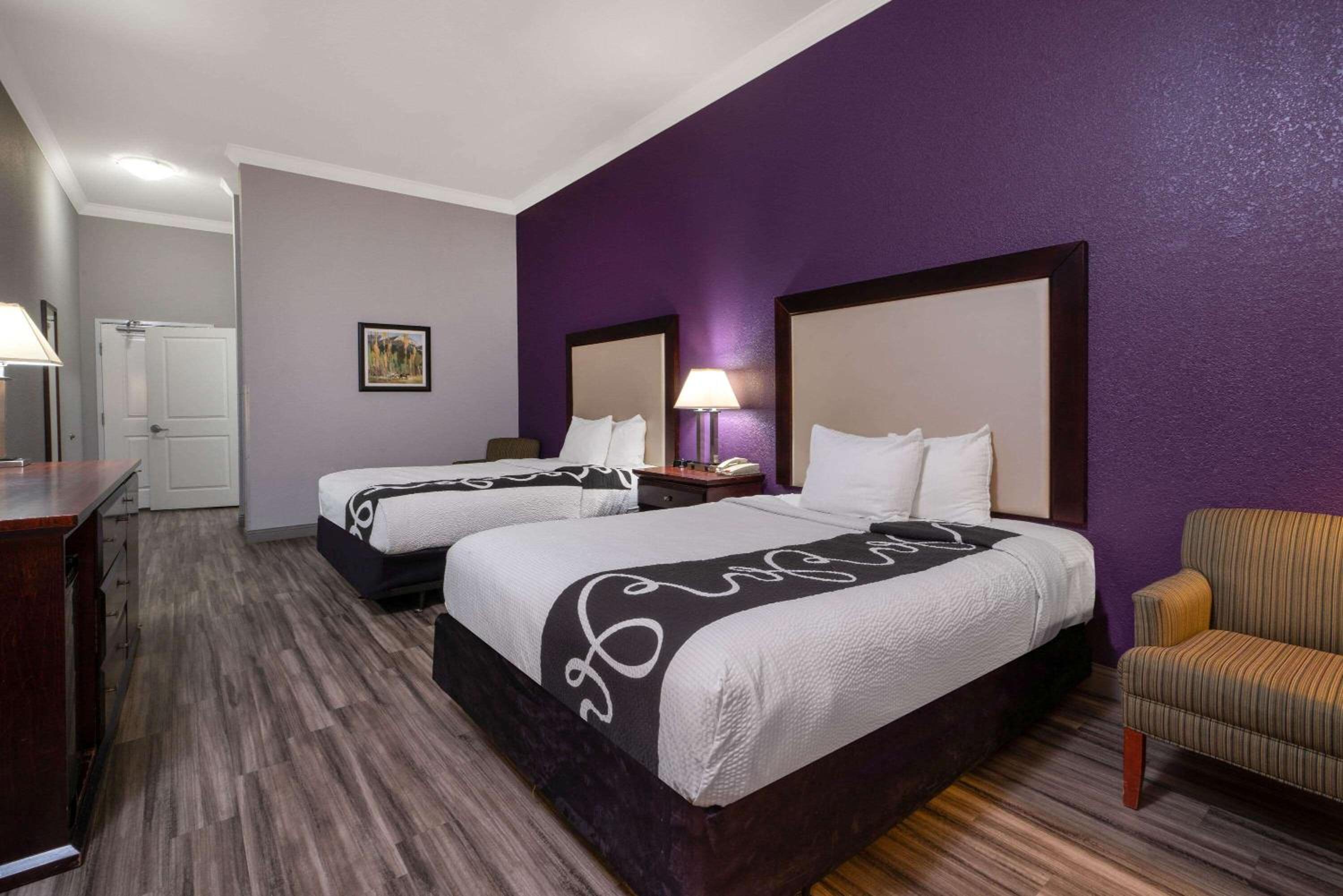 Queen Room wth Two Queen Beds - Non-Smoking - Photo 6