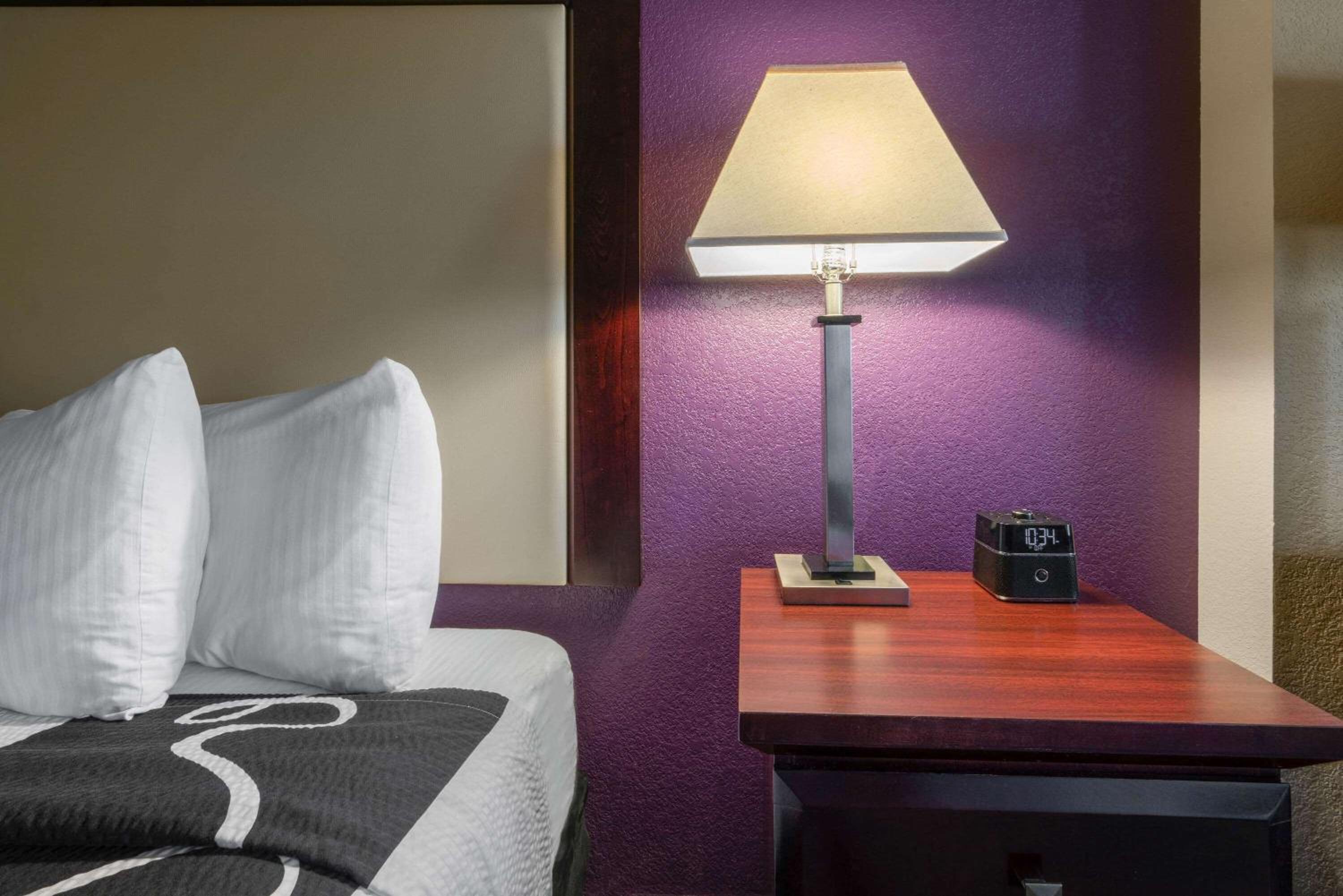 King Room - Non-Smoking - Photo 2