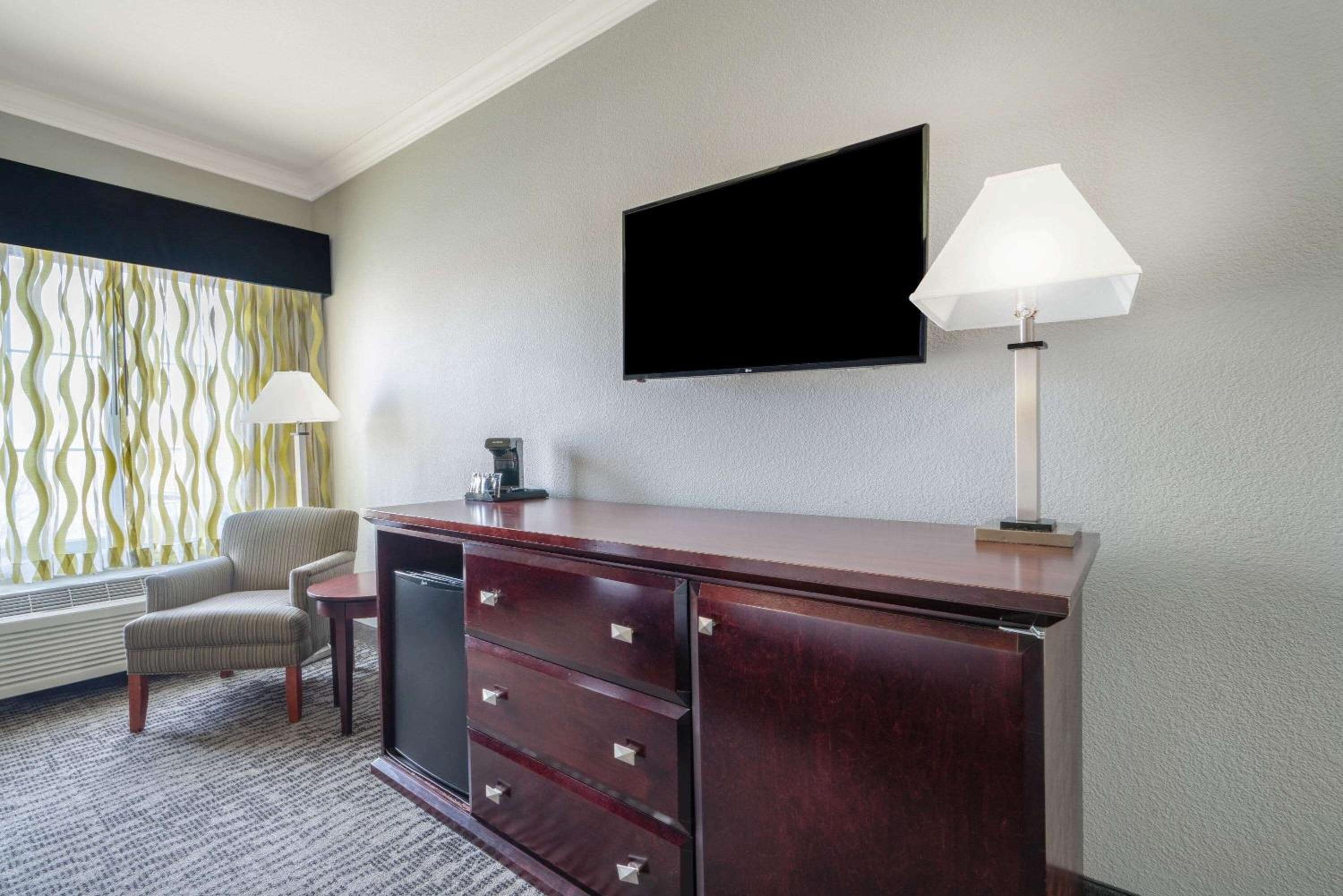 King Room - Non-Smoking - Photo 5