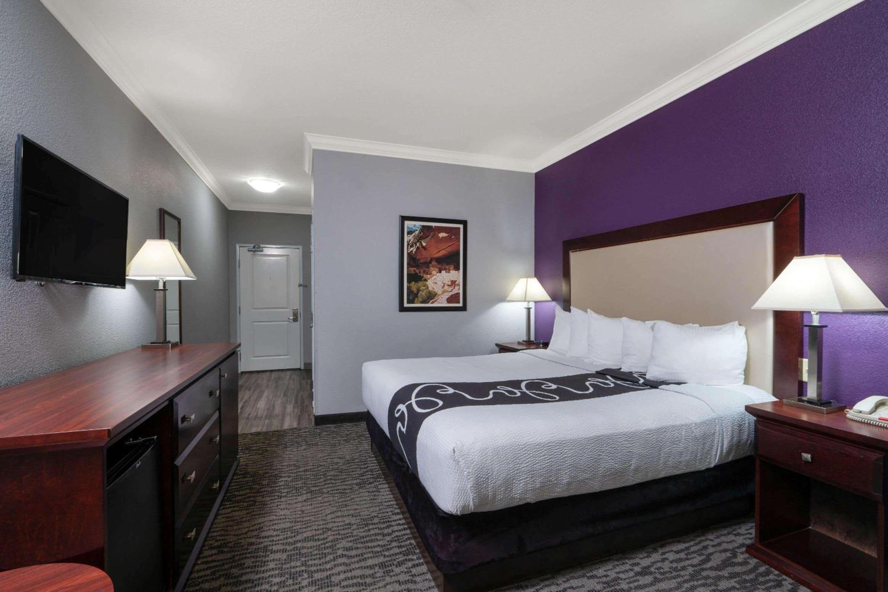 King Room - Non-Smoking - Photo 7