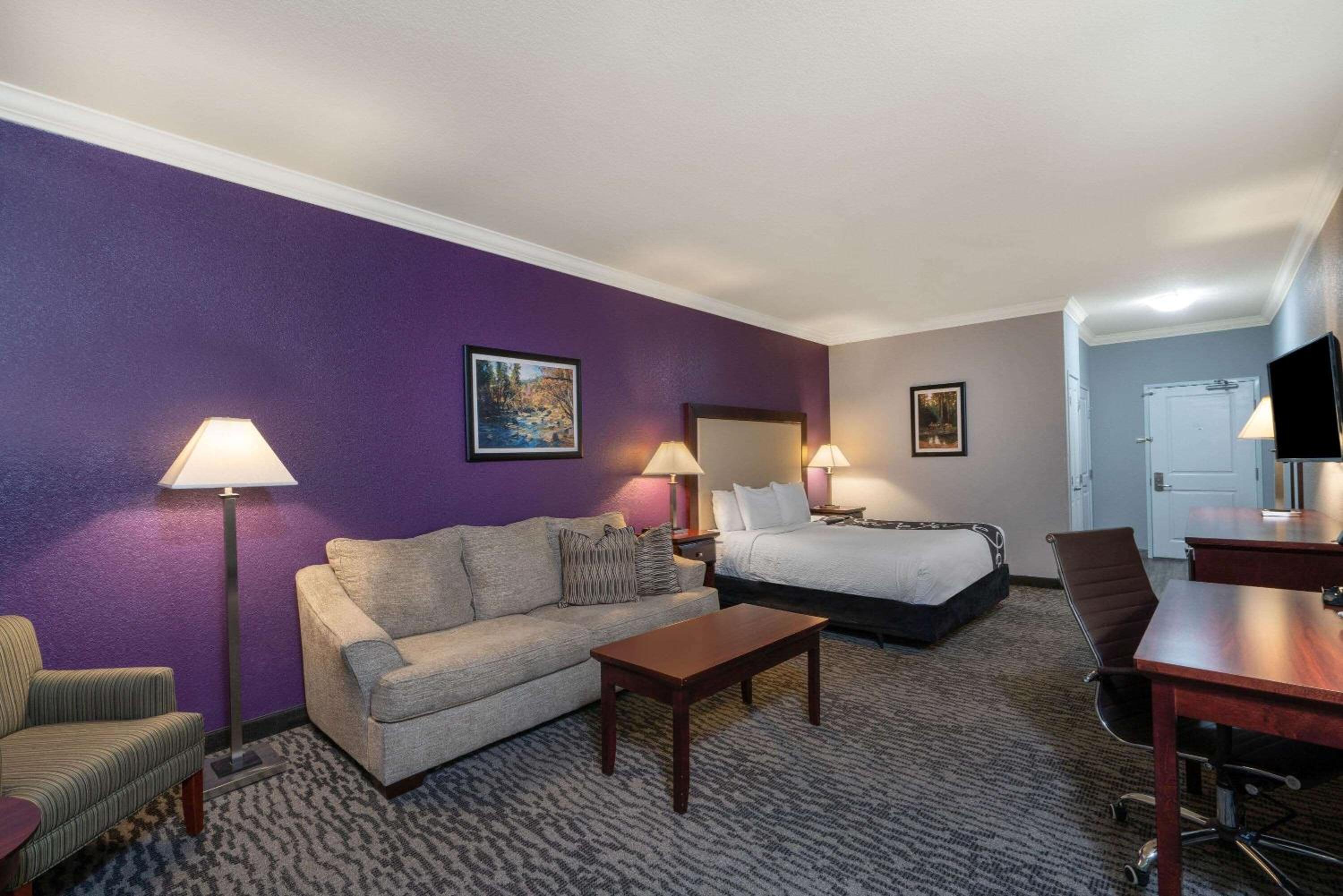 Deluxe King Room - Mobility Access/Non-Smoking - Photo 10