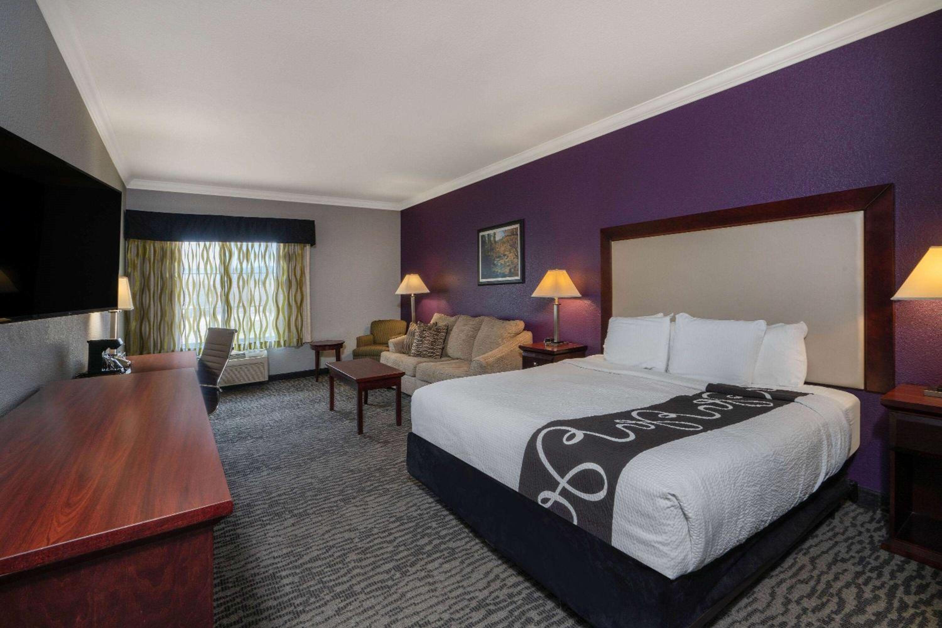 Deluxe King Room - Mobility Access/Non-Smoking - Photo 7