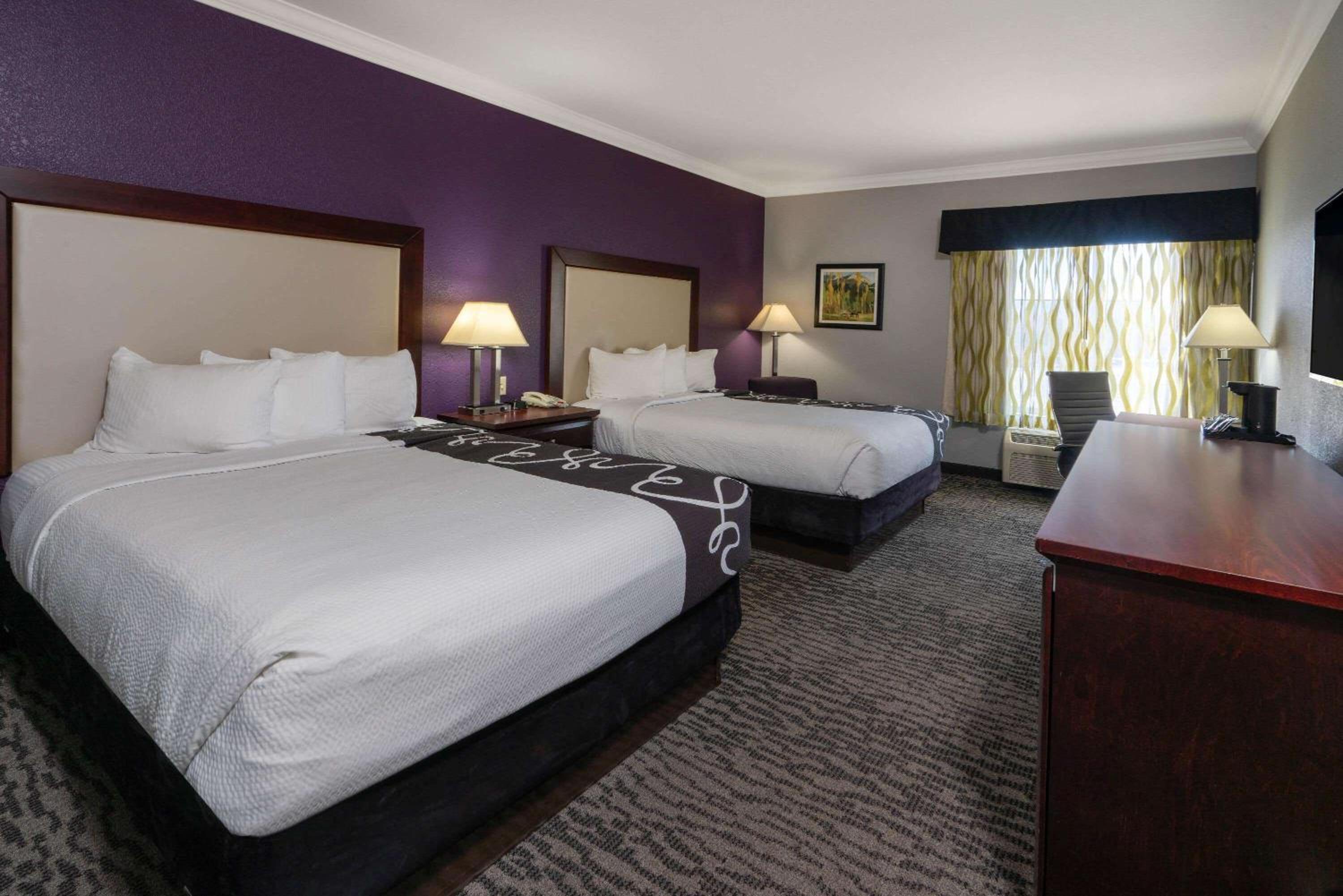 Queen Room with Two Queen Beds - Non-Smoking - Photo 3