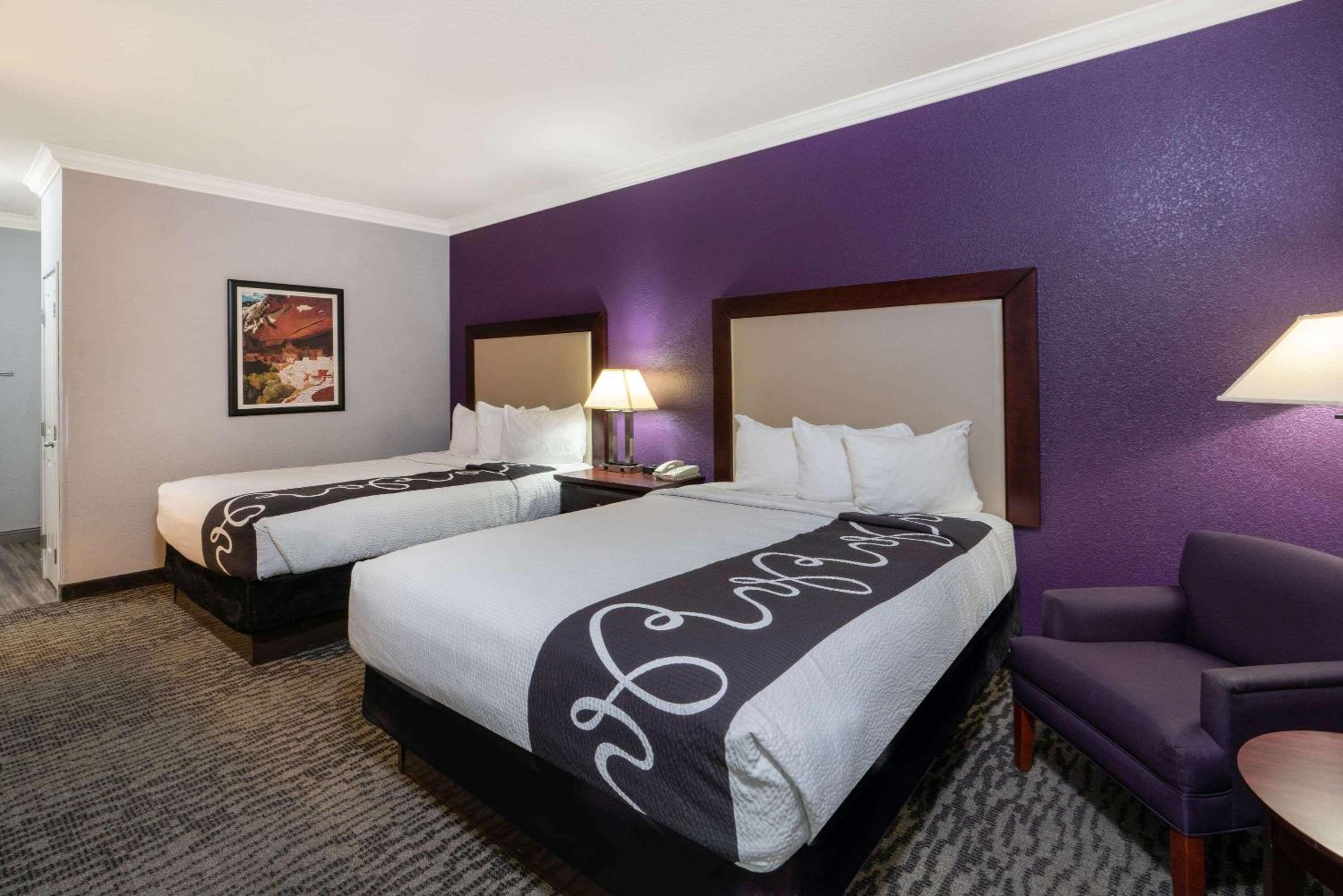 Queen Room with Two Queen Beds - Non-Smoking - Photo 5