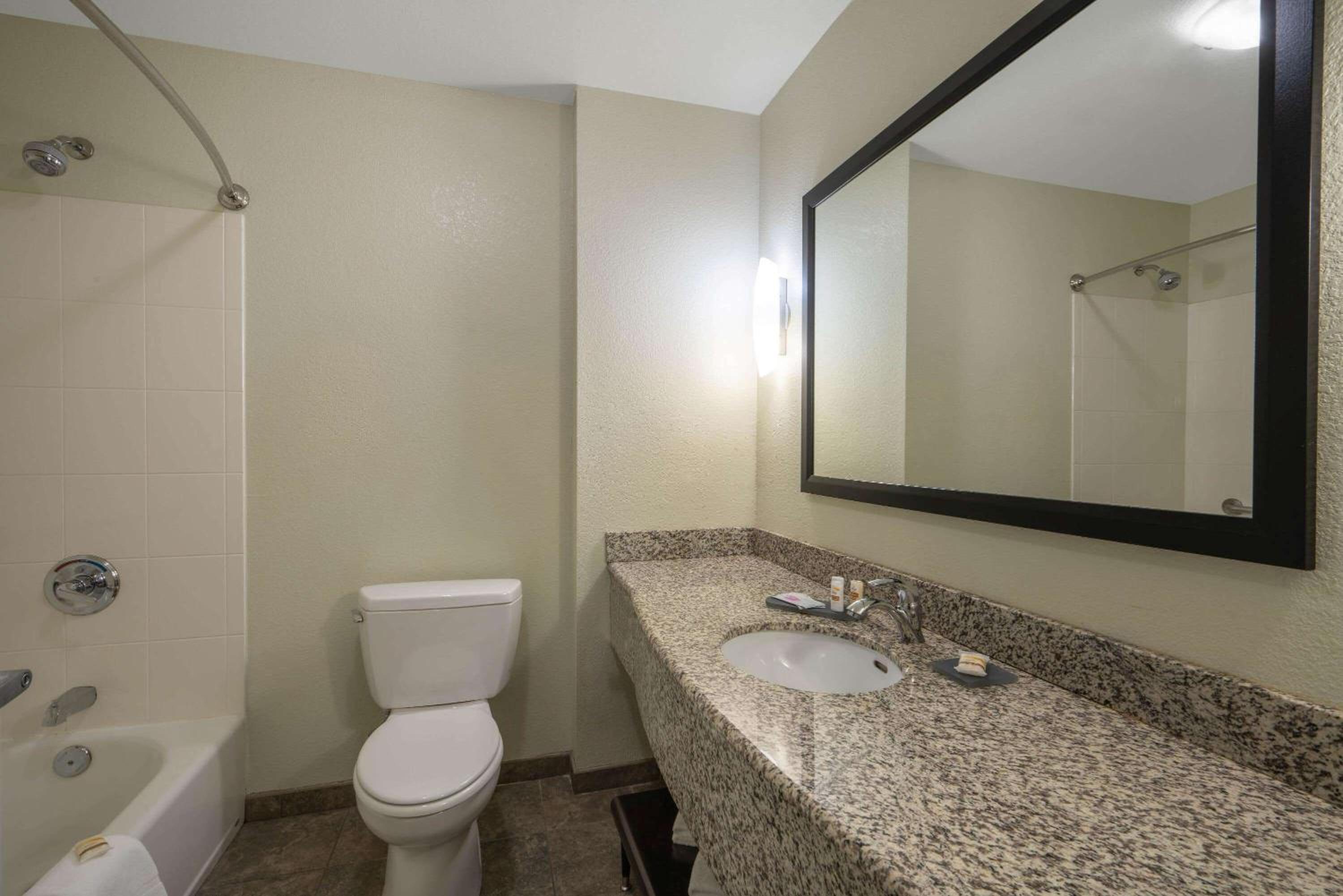 King Room - Non-Smoking - Photo 8