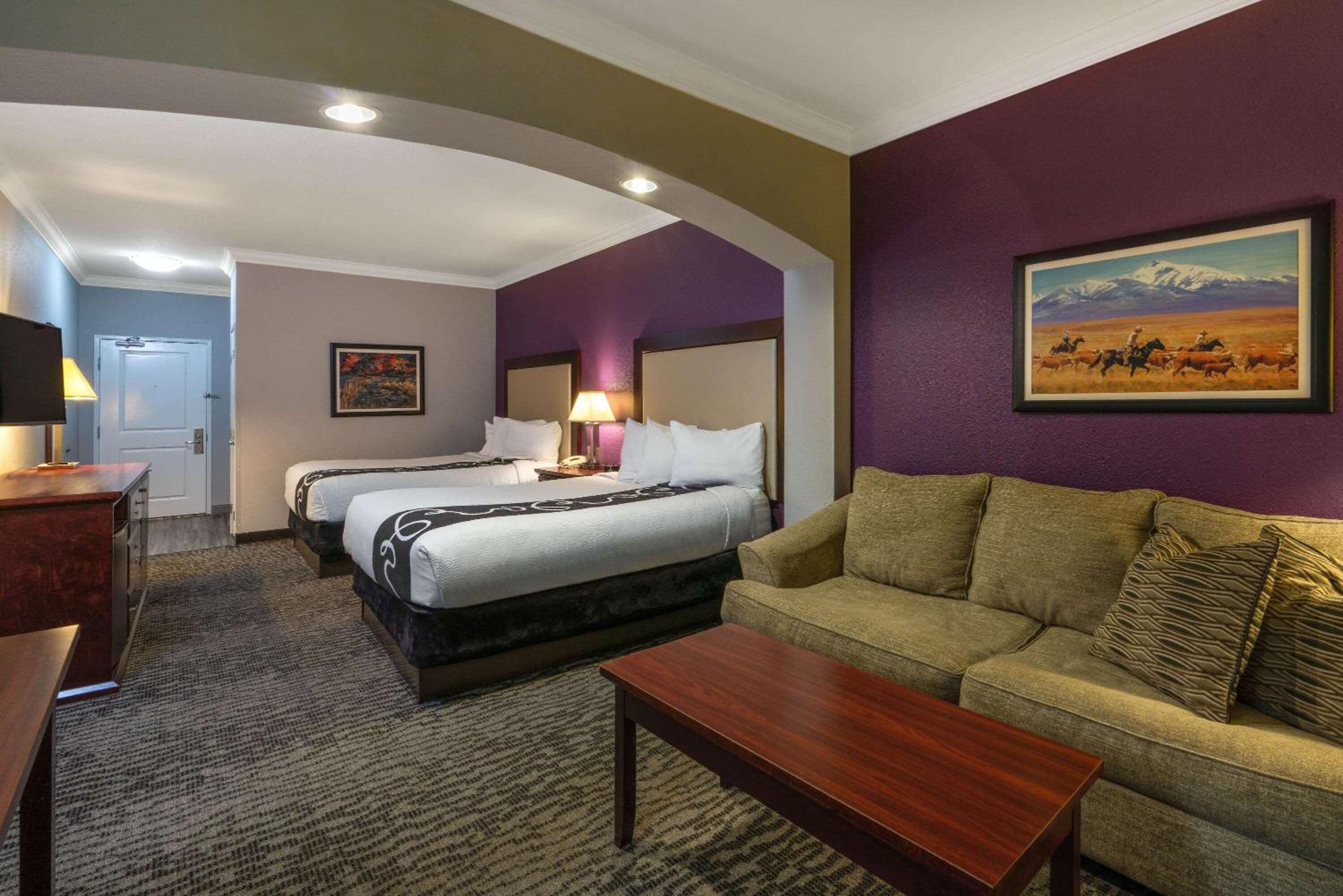 Deluxe Executive Room with Two Queen Beds - Non-Smoking photo 2