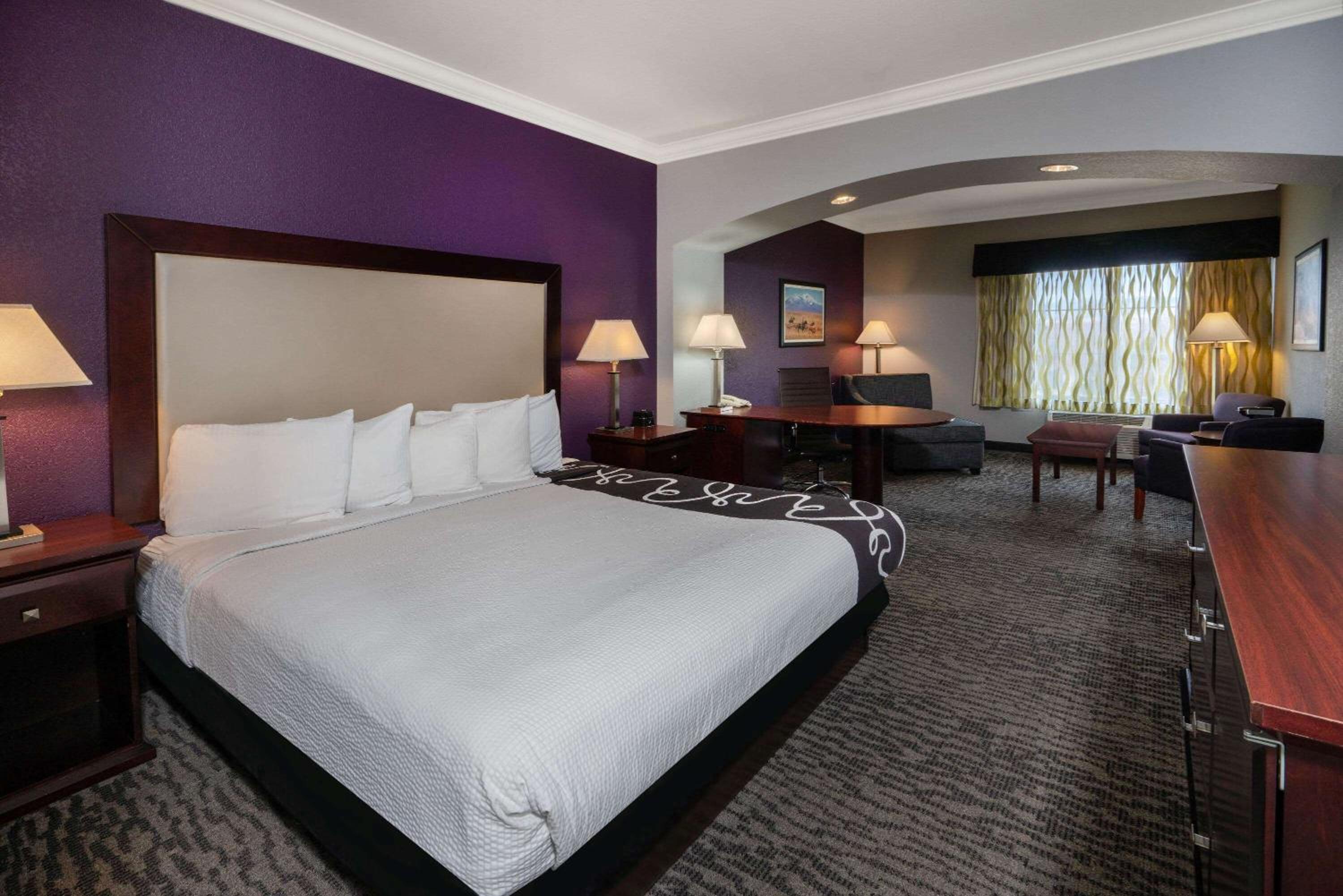 Deluxe Executive King Room - Non-Smoking - Photo 4